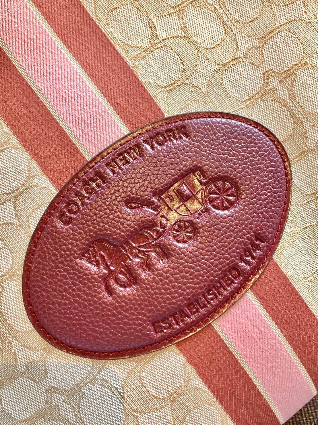 Coach 5868 Field Tote In Signature Jacquard With Horse And Carriage Prints 📣พร้อมส่ง ยังไม่เข้าไทยจ้าา!! กระเป๋าทรงTote สูง ใบใหญ่ วัสดุJacquard+หนังแท้ อย่างดี ได้ลงตัวแมทกันสวยงามมากๆค่ะ ด้านหน้าตัดแทบสีตรงกลางยาวลงมาบวกกับป้ายแบรนด์หนังตัวใหญ่ด