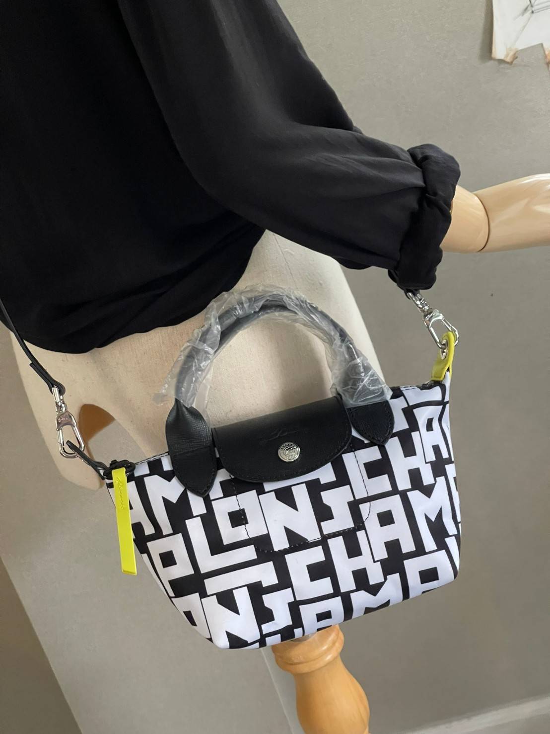 LONGCHAMP LE PLIAGE COLLECTION TOP HANDLE BAG XS พบกับคอลเลคชั่นใหม่ล่าสุด มีดีไซน์ที่เรียบหรูและคลาสสิก แฝงด้วยลูกเล่นแบบเฟมินีน แถมยังมีน้ำหนักเบาอย่างไม่น่าเชื่อ มาพร้อมกับหูจับกระเป๋าคู่และฝาปิดแบบกระดุม กระเป๋าถือใบนี้สามารถใช้ถือแบบทั่วไป มีสายสะพาย