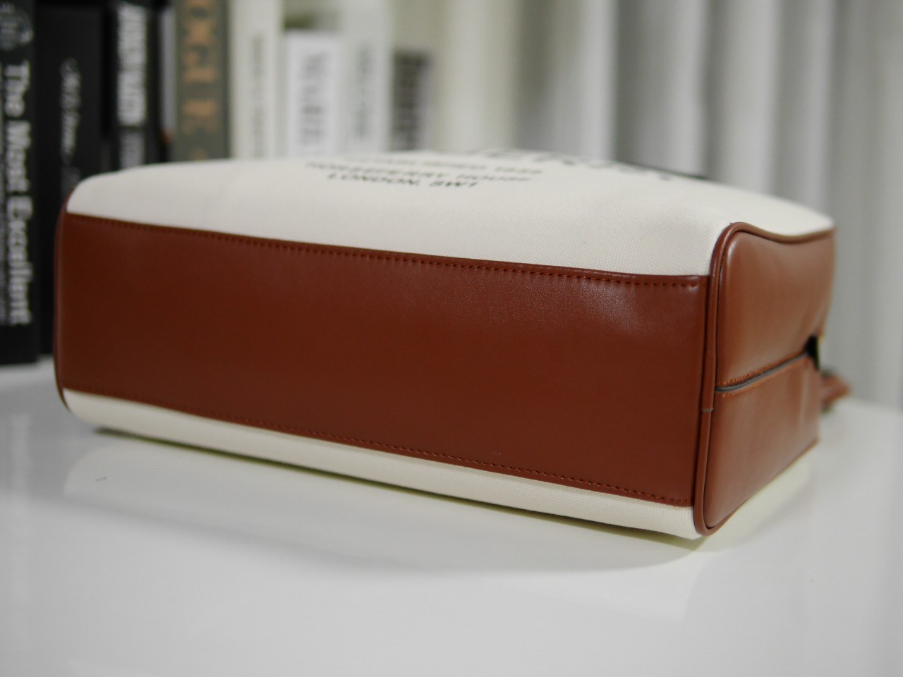 กระเป๋าทรงหมอน สวยสุดคลาสสิค BURBERRY BAG VIP GIFT WITH PURCHASE (GWP) พรีเมี่ยมกิ๊ฟ Limited Edition จากBURBERRY วัสดุผ้าแคนวาสสีขาวเรียบสวยมาก สกรีนโลโก้แบรนด์ด้านหน้า เปิดปิดด้วยซิปมีที่จับหนัง ด้านในใส่ของได้เยอะจุใจ ใส่ไอแพดมินิได้ค่ะ อะไหล่แบรนด์สีทอ