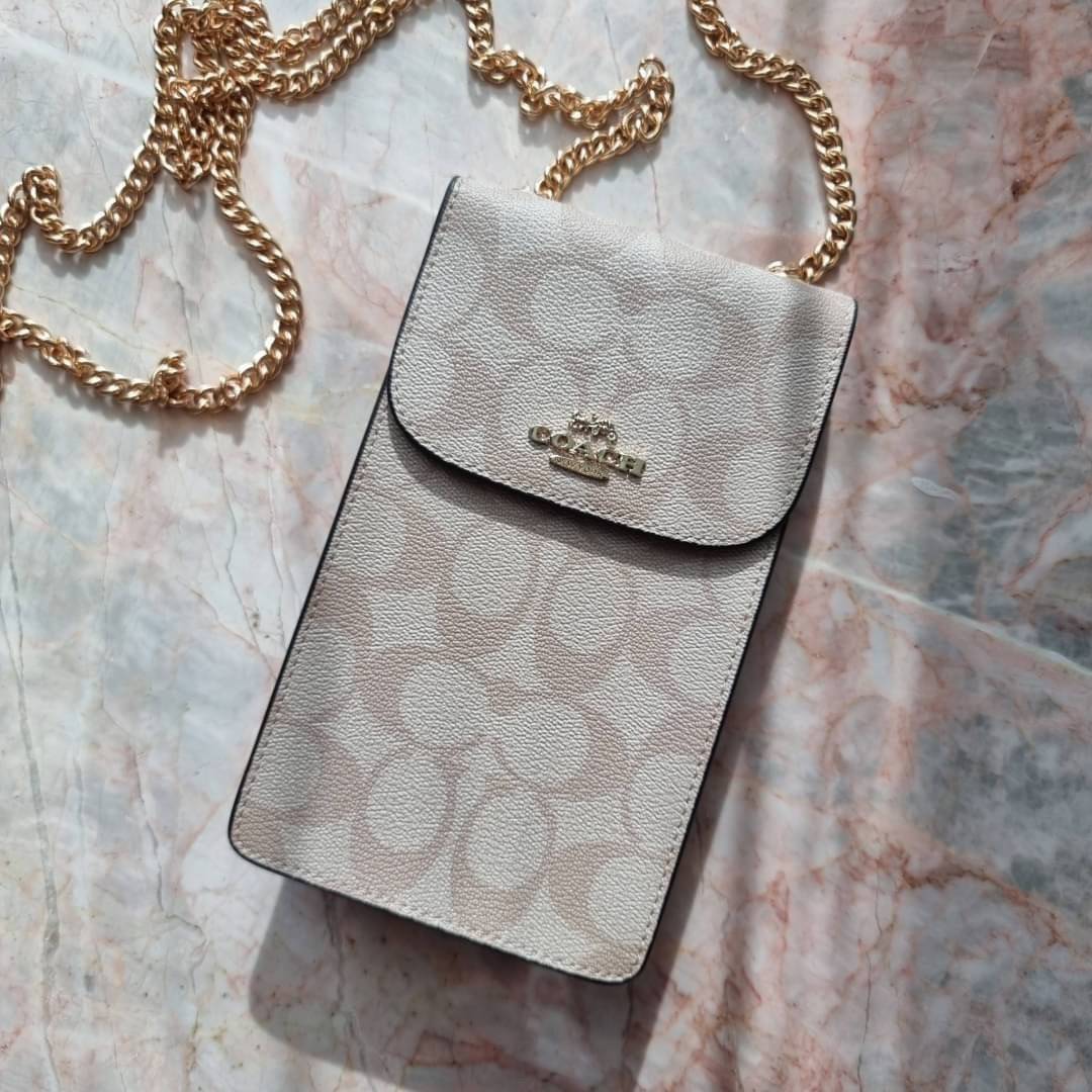 COACH NORTH/SOUTH PHONE CROSSBODY IN SIGNATURE CANVAS F55636 F39955 สุดคลาสสิคกับกระเป๋าสะพายเอนกประสงค์ Case phone ใส่โทรศัพท์มือถือได้ทุกรุ่น ดีไซน์ลายเอกลักษณ์ วัสดุหนังแคนวาสเคลือบลาย ฝาและภายในเป็นหนังสังเคราะห์เรียบ เปิด-ปิดด้วยกระดุม สายสะพายยาวประ