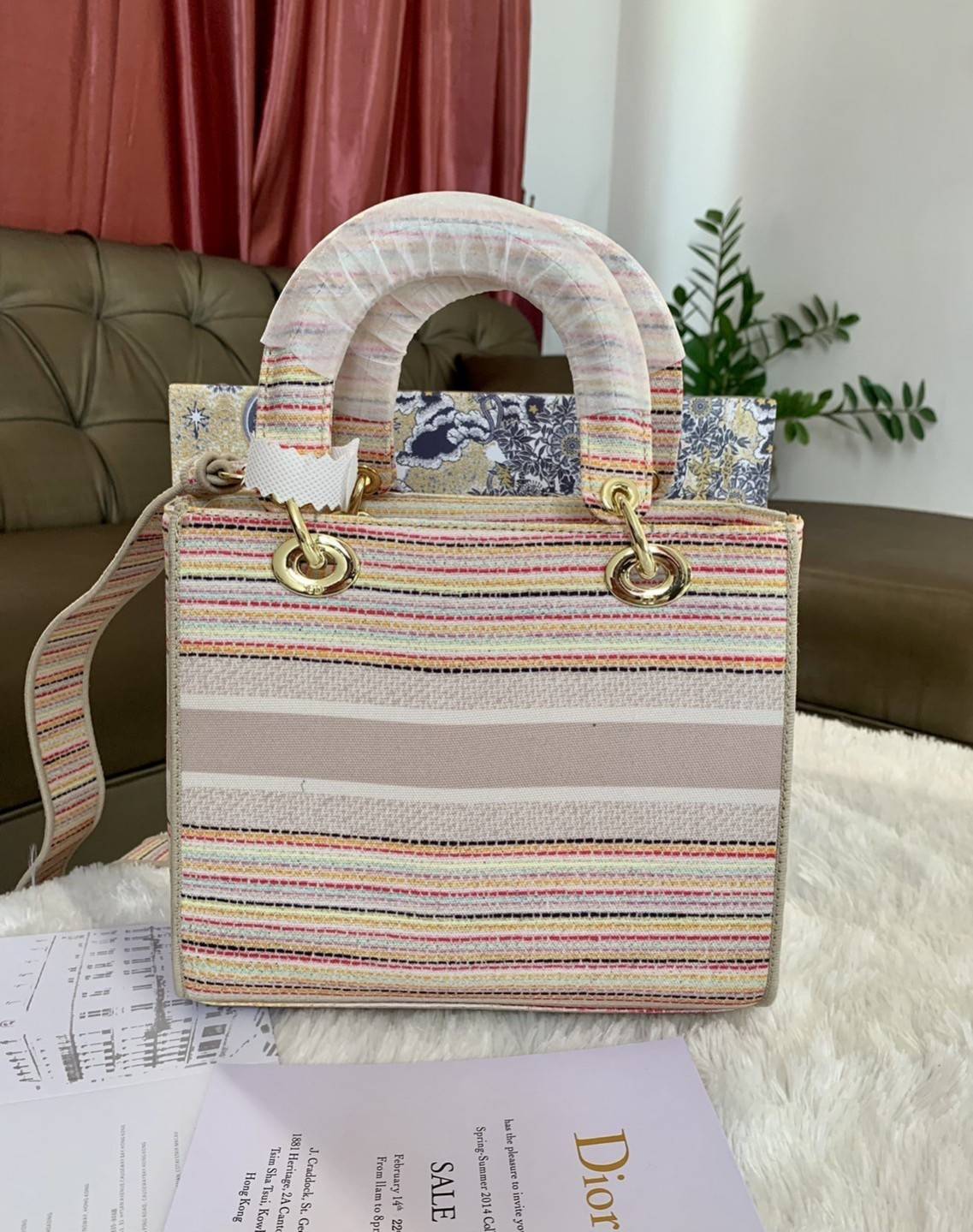 DIOR WOMEN MEDIUM LADY D-LITE BAG VIP GIFT WITH PURCHASE (GWP) พรีเมี่ยมกิ้ฟ Limited Edition จาก DIOR DUTYFREE COUNTER วัสดุหนังแท้ Calfskin หุ้มด้วยผ้า Cannage อีกชั้นและปักลวดลาย 'Dior Palm' กระเป๋า Lady D-Lite ผสมผสานความสง่างามและคลาสสิกที่เ