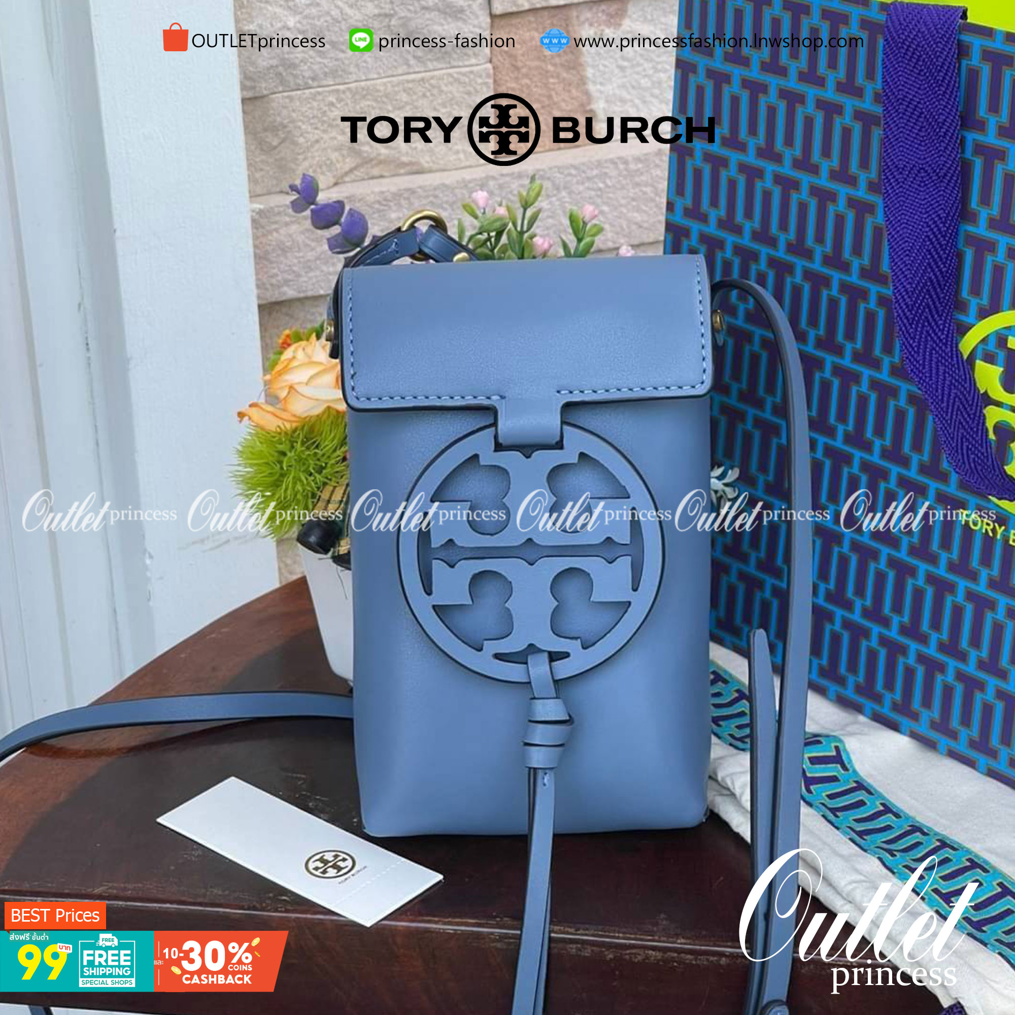 TORY BURCH MILLER METAL PHONE CROSSBODY อีกหนึ่งกระเป๋าใส่มือถือรุ่นฮิตที่เชื่อว่าหลาย ๆ คนต้องเคยเห็นผ่าน ๆ ตามาอย่างแน่นอน กับแบรนด์ Tory Burch ดีไซน์กระเป๋าทรงฝาพับแม่เหล็กใช้งานง่าย มาพร้อมดีเทล Logo สีเดียวกับเฉดสีของกระเป๋า แต่ยังมีความน่ารักด้วยทรง