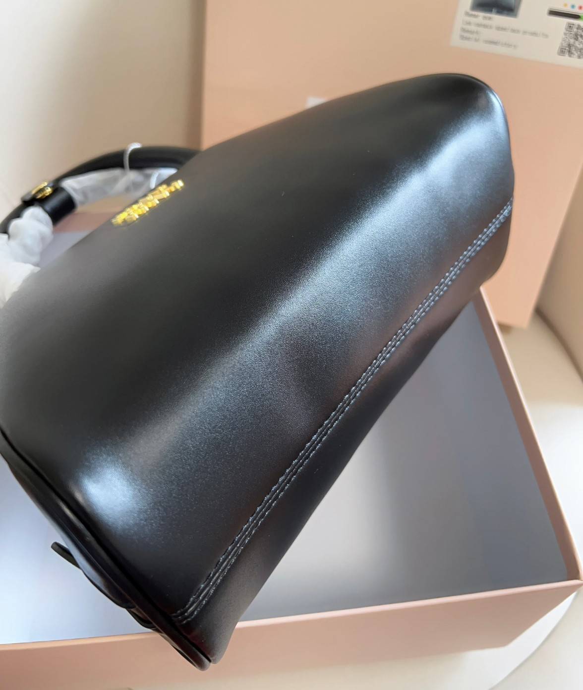 MIU MIU HALF-MOON TOP HANDLE BAG / Patent leather bowling bag / Miu Miu Leather top-handle bag กระเป๋าทรงพระจันทร์เสี้ยว หนังนิ่ม ลื่นเงา ตัดกับอะไหล่ทองได้ลงตัว