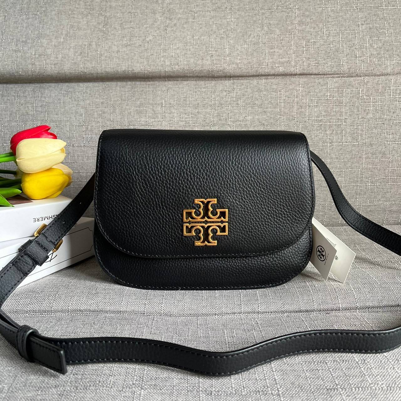 TORY BURCH BRLTTEN SMALL SADDLE BAG / Tory Burch Britten Flap Shoulder Bag กระเป๋าสะพายข้าง วัสดุหนังแกะแท้ ด้านหน้าประดับโลโก้แบรนด์ เปิด-ปิดกระเป๋าแบบกระดุมแป็กแม่เหล็กแน่นหนา ภายในมีช่องหลัก ใส่กระเป๋าเงินใบกลาง มือถือได้ทุกรุ่น มีช่องแยกใส่ของจุกจิกอี