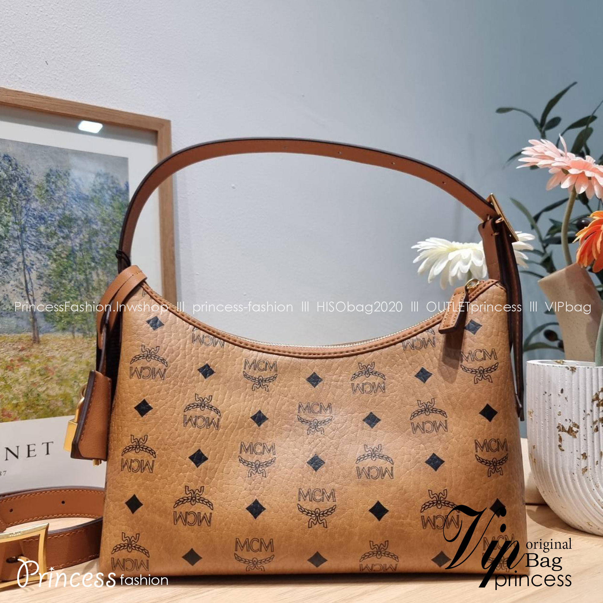 พร้อมส่ง 3 สี M.C.M AREN HOBO IN VISETOS กระเป๋าสะพายทรงโฮโบ ทรงสวยมาก เกรดท็อปออริ สลับแท้ 1:1 เกรดดีสุด ใช้ต่างประเทศได้ ขนาดกำลังดี จุของได้เยอะ ใช้งานสะดวกด้วยการรูดซิป พิเศษแถมพวงหนังและชุดกุญแจล็อคมาให้ด้วย