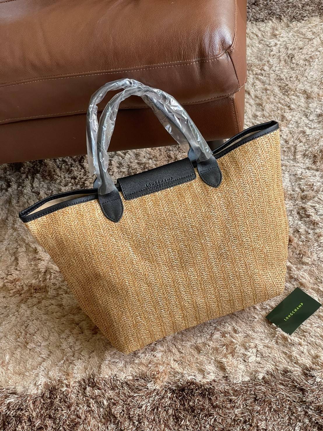 LONGCHAMP LE PLIAGE COLLECTION PAILLE TOP HANDLE BAG มี 3 ขนาด XS/S/M กระเป๋าถือหรือสะพาย งานสาน raffia ปากกระเป๋าตัดด้วยหนังสีดำ ลุคช์สุดเท่ของเหล่า Celebrities กับกระเป๋าปิคนิกสุดฮิตจาก Longchamp อย่าง Le Pliage Paille (เลอ ปลิยาจ ไพล์) ถือเป็นกระเป๋าที