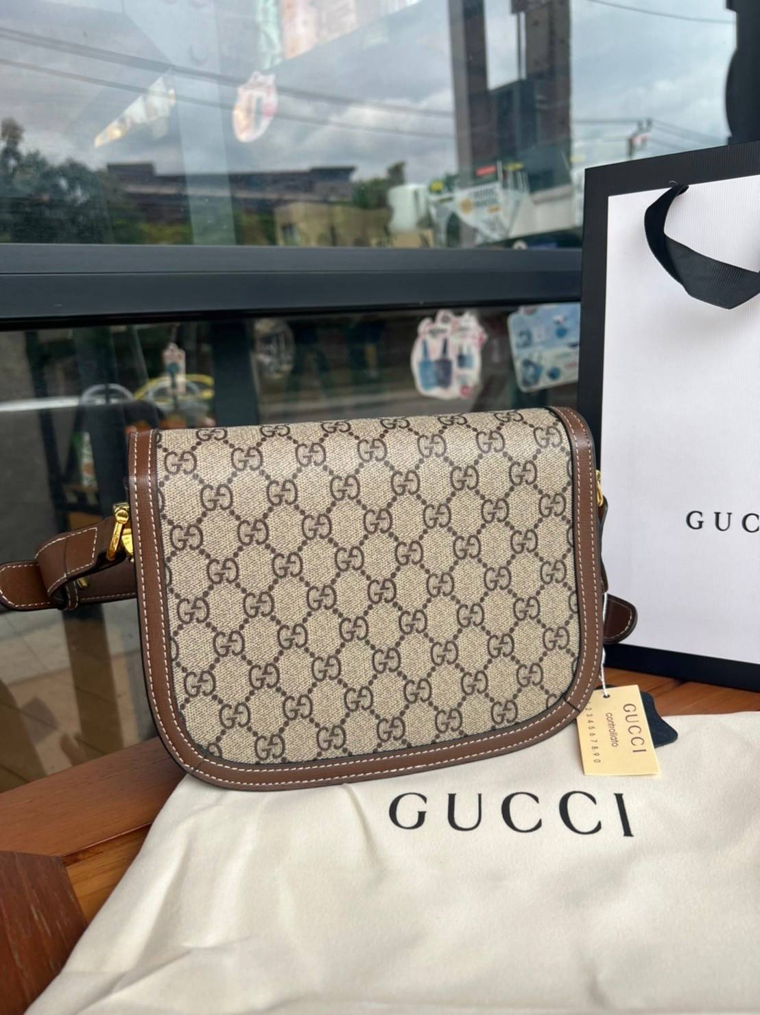Gucci Horsebit Shoulder Bag กระเป๋าสะพายไหล่ วัสดุผ้าใบ GG Superme ตัดแต่งหนังแท้ สายสะพายไหล่ปรับระดับได้ ด้านในมี 1 ช่องซิป อะไหล่ทองหรูหรา ดาราเซเลปใช้เพียบ ไม่มีเอ๊า เรียบหรูดูแพงสุดๆค่า
