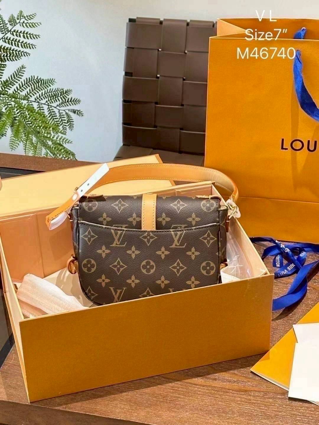 LV Saumur BB Monogram Canvas Bag กระเป๋าดีไซน์คลาสสิคแฝงดีเทลความหรู ร่วมสมัยคงเอกลักษณ์ดั้งเดิม รูปทรงอานม้าและหัวเข็มขัด