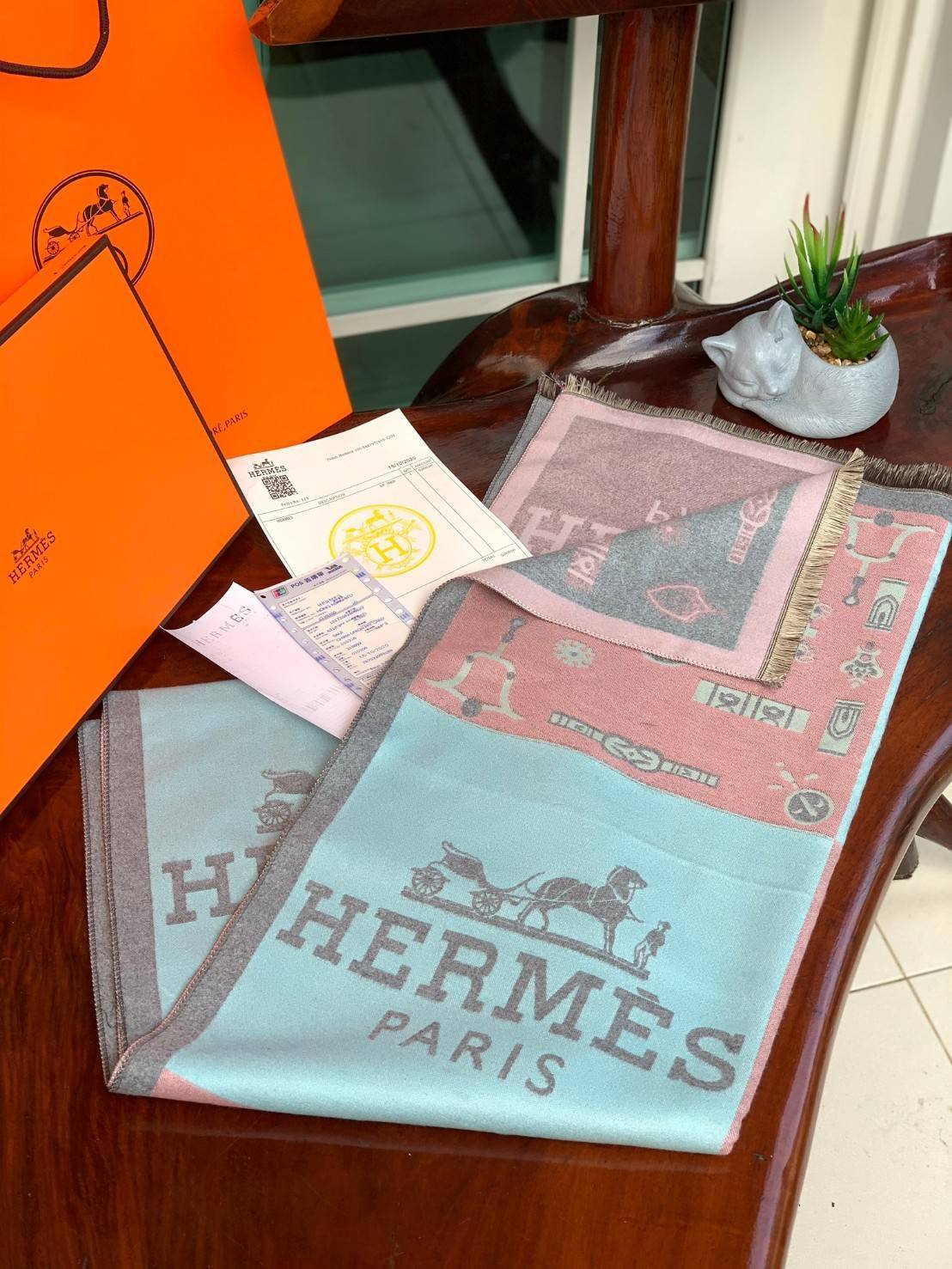 Hermes Paris Women’s Scarves Accessories Scarf ผ้าคลุมไหล่ผืนใหญ่ สวยหรูตาสแบบฉบับจากHermes ถักทอด้วยผ้าcashmere ผ้าเนื้อดี สัมผัสนุ่มมือ ทอลายในตัว สีสันและลายคมชัด ผืนใหญ่ ให้ความอบอุ่น มาเป็นเซ็ทของขวัญ เพื่อมอบเป็นของขวัญชิ้นดีแทนความรู้สึกดีๆให้กับที