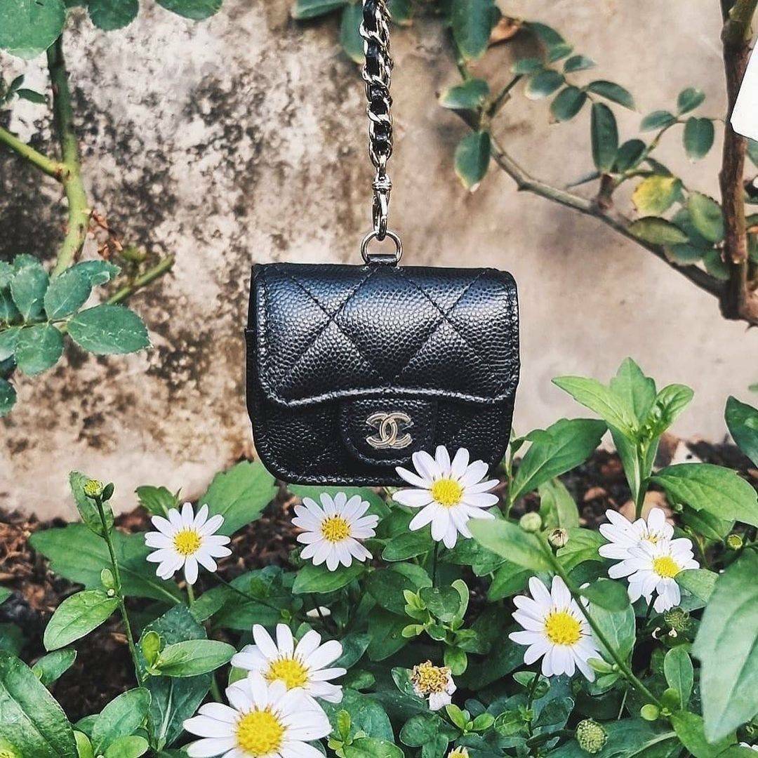 พรีเมี่ยมกิ๊ฟแท้ 100% 】CHANEL MINI BLACK CAVIAR BAG VIP GIFT WITH PURCHASE (GWP) พรีเมี่ยมกิ้ฟ Chanel Lotte Duty Free รุ่นใหม่ล่าสุดไอเท็มแนะนำ กำลังฮิตสุดๆวัสดุหนังคาเวียร์สุดคลาสสิคเปิดปิดด้วยฝาปิดกระดุม ด้านหน้าประดับโลโก้แบรนด์อะไหล่เงินสวยหรูดูดีมาพร