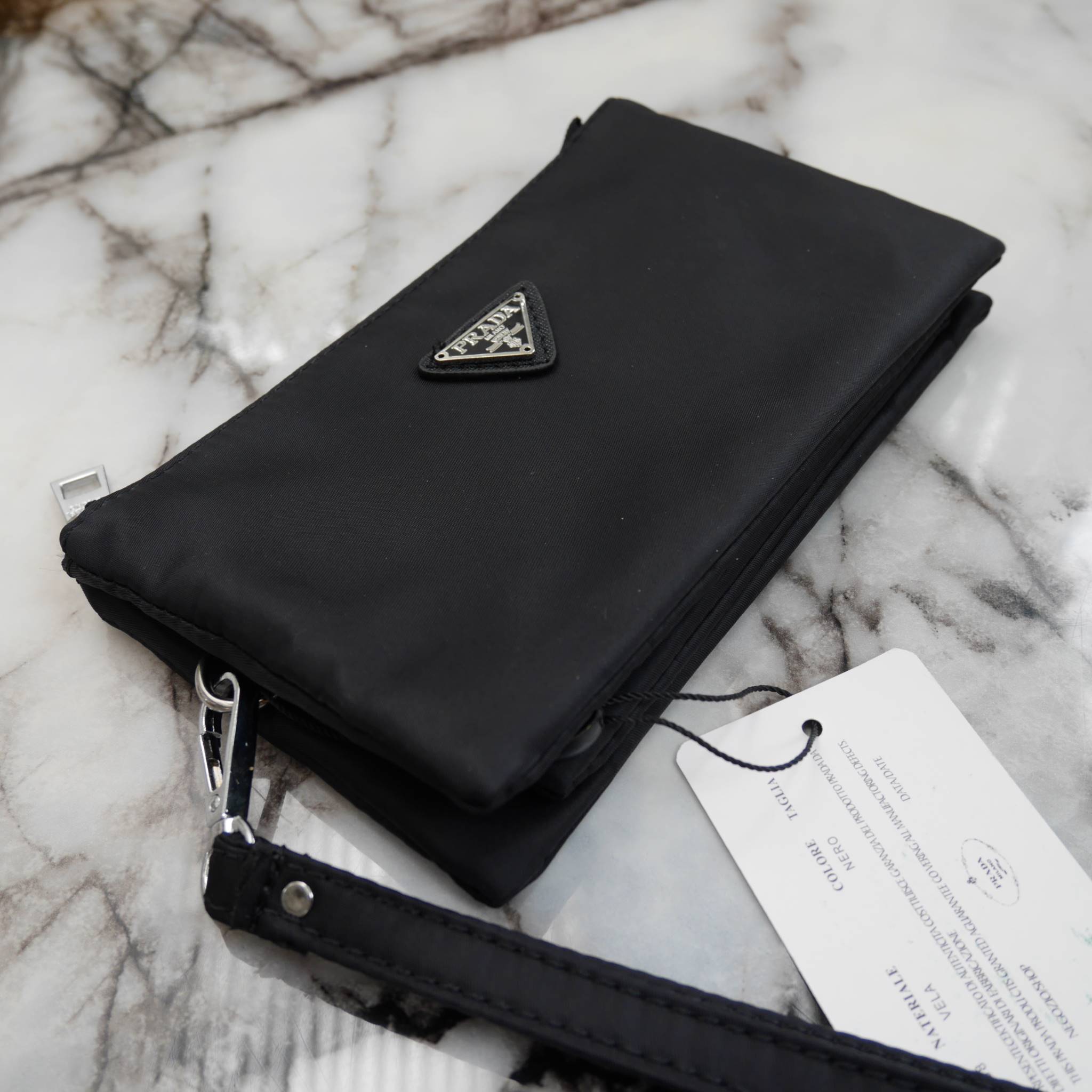 ได้งานมินิน่ารัก กระเป๋าคล้องมืองานพรีเมี่ยมกิ้ฟท์ จาก PRADA มาค้า ตัวนี้คุ้มสุดๆ โดดเด่นที่ ตัวกระเป๋าผ้าไนล่อน **อะไหล่เงินเงา น้ำหนักเบา สายคล้องแขนถอดได้ มีช่องแบ่งเก็บของ 3 ช่องซิปเลย ช่องตรงกลางสามารถ ใส่บัตรได้ด้วยค้า ใส่ iphone6 ได้น้าาา **สวยคุ้ม