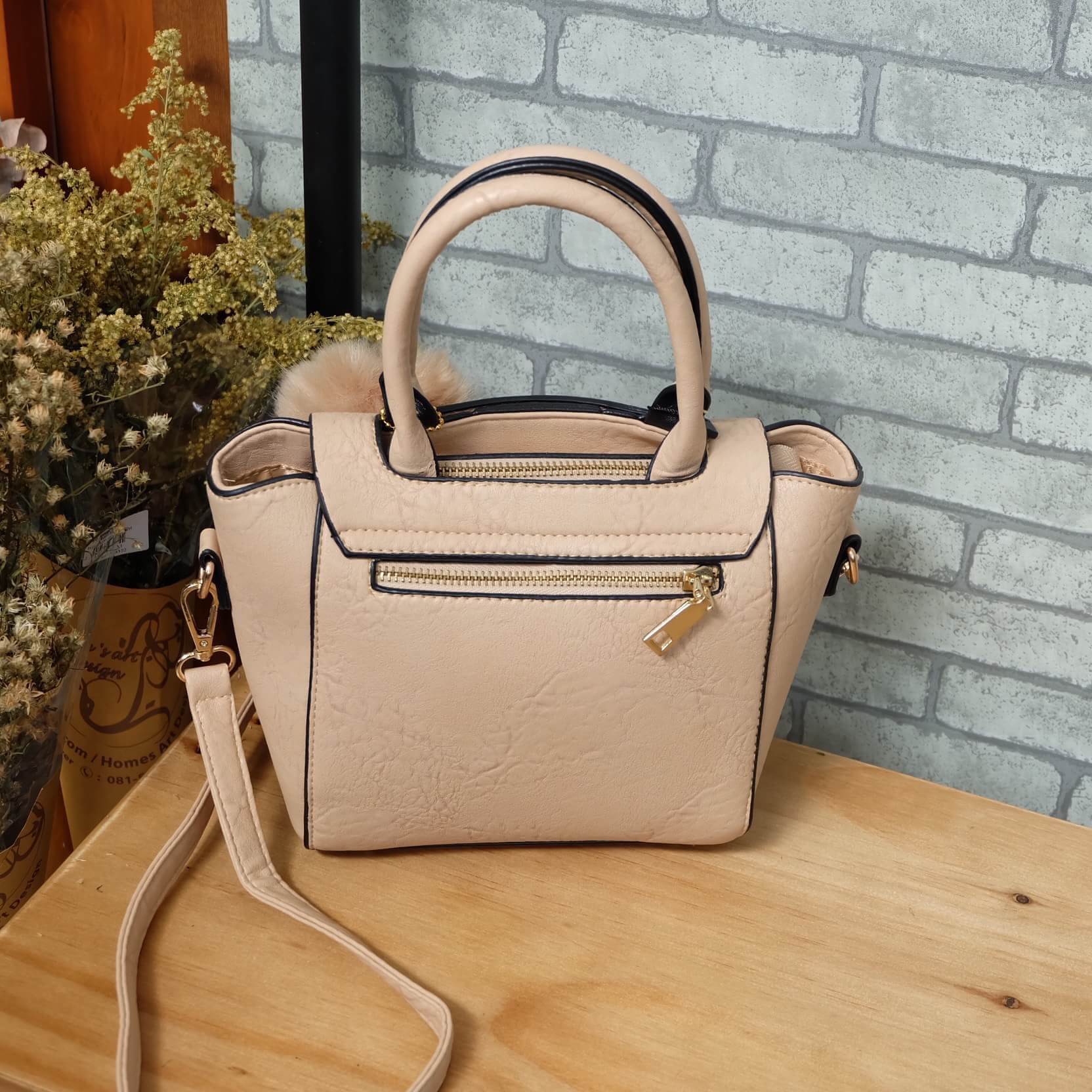 New arrival ! จากแบรนด์ KEEP #จุดเด่นที่ >ลายหนังสวยชัด >เนื้อ matte ถือสะพายเข้าง่ายกับทุกชุด >ขนากกระเป๋ามินิ กะทัดรัด คะ ใส่ กปต ยาว มือถือได้ > มีช่องย่อยแบ่งเก็บของด้านใน เป็นสัดส่วน >ก้นมีหมุดรองหนัง >มีสายยาวสะพายได้ ปรับ free siz