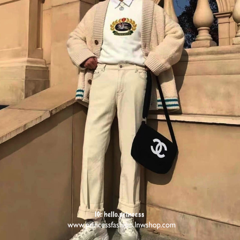 พร้อมส่งรุ่นขายดี! ฮิตที่สุด! Chanel Beaute Crossbody Bag กระเป๋าถือหรือสะพายพรีเมี่ยมของเเท้จาก Chanel Cosmetic Counter VIP Gift รุ่นแนะนำวัสดุขนวูฟหนานุ่มตัดโลโก้แบรนด์หนังแก้วสวยโดดเด่น น้ำหนักเบา เปิดปิดด้วยฝาปิดกระดุมแม่เหล็ก ใบใหญ่กำลังดีใส่ ipad กร