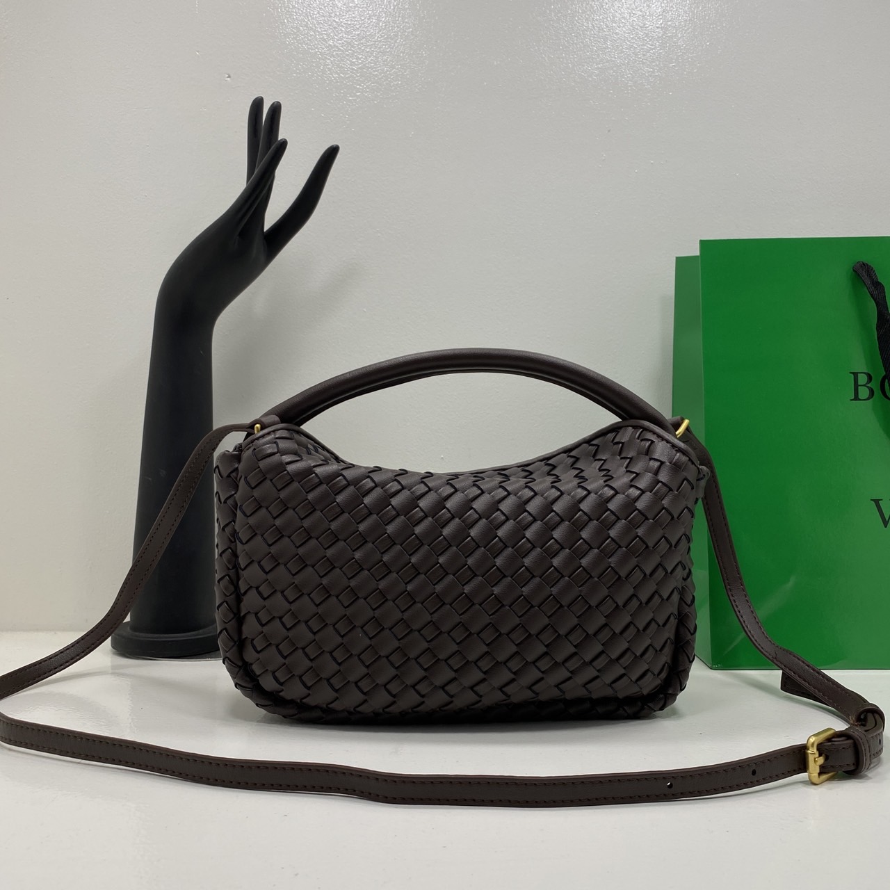 BOTTEGA intrecciato leather Snap Handle Handbag กระเป๋าถือ/สะพาย ดีไซส์สานเป็นเอกลักษณ์ หูจับในตัว หนังสวยงาม เกรดออริ สลับแท้ 1:1 ใช้งานต่างประเทศได้