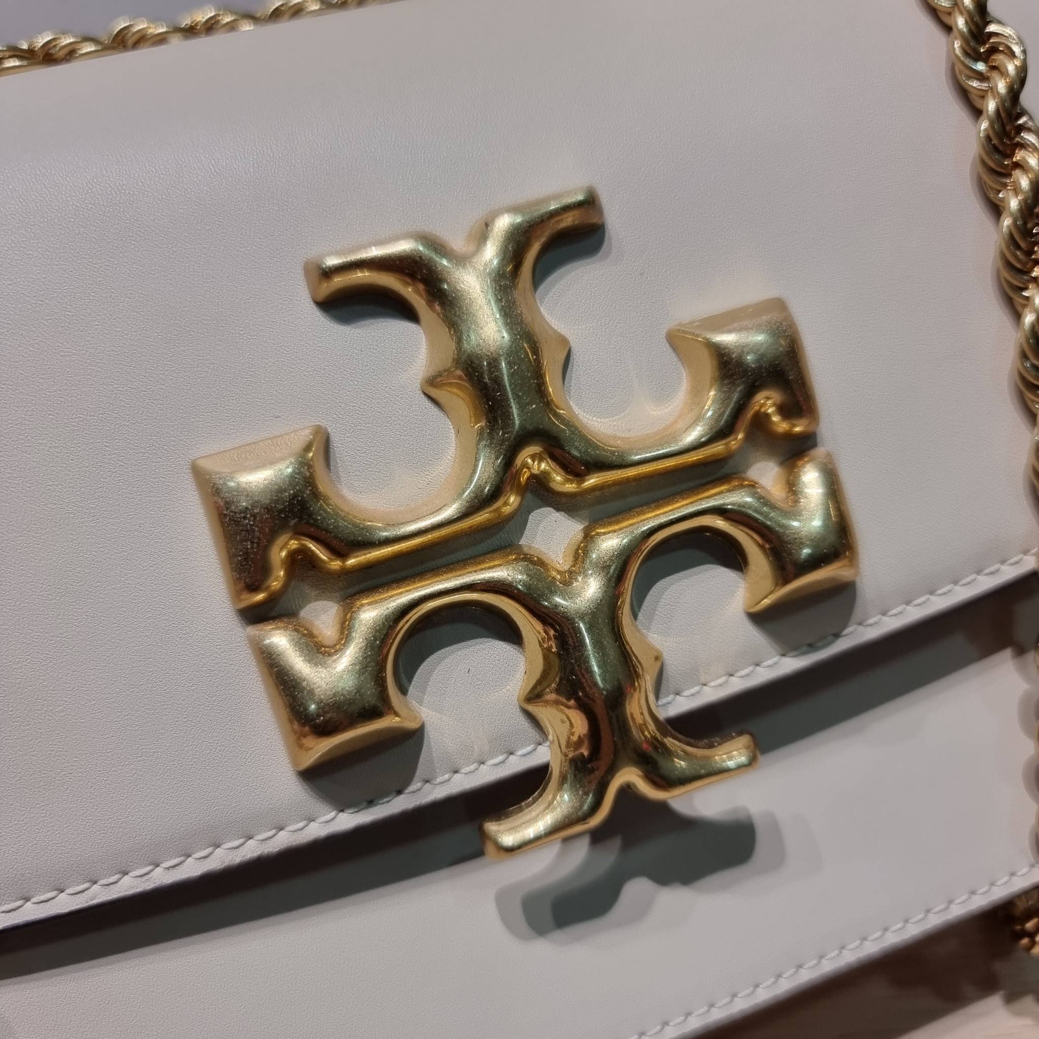 Tory Burch Bag / TORY BURCH ELEANOR SMALL CONVERTIBLE SHOULDER BAG ฮอตไอเท็ม รุ่นนี้ขายดีขายหมด สวยหรู คุณหนู ผู้ดี!! หายากมากแล้วน้า กระเป๋าสะพายข้าง ดีไซน์อยู่ทรง ขนาดกำลังสะดวกใช้ เปิด-ปิดด้วยแถบแม่เหล็ก ภายในแบ่งสัดส่วนได้เป็นอย่างดี