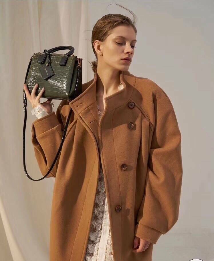 CHARLES & KEITH CROC-EFFECT STRUCTURE BAG กระเป๋าถือ/สะพายวางอยู่ทรง ตัวหนังกระเป๋าพิมพ์ลายจรเข้สวยมากๆ มีหมุดรองฐาน 4 มุม หูหิ้วพับลงได้ค่า เปิดปิดแบบกระดุมแม่เหล็ก แบ่งเป็น 3 ช่องใหญ่ เป็นช่องซิปตรงกลาง จุของได้ดี ใส่ ipad mini ได้นะค่า มีสายสะพายยาวแบบ