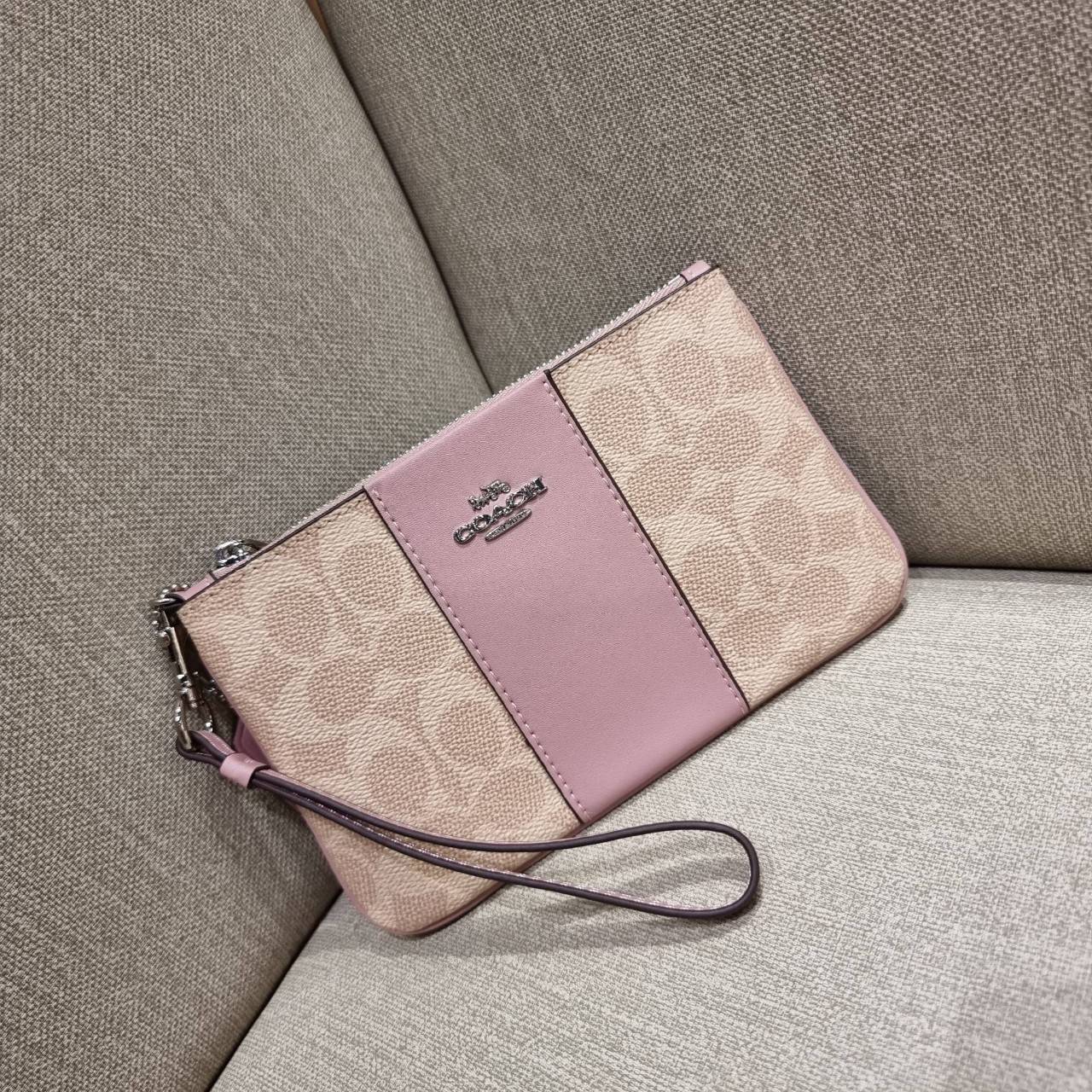 COACH 32445 SMALL WRISLET IN COLORBLOCK SIGNATURE CANVAS คอลเลคชั่นคัลเลอร์บล็อคสวยหรู ในรูปแบบกระเป๋าคล้องมือ ขนาดพกพา ไซส์กำลังสวยมากๆ พกง่ายไปเลยจ้า วัสดุหนังแคนวาส ตัดหนังแท้ ภายในโล่ง มีช่องใส่บัตร ตอบโจทย์สาวๆที่ไม่ชอบความพะรุงพะรัง พกใบนี้คือสะดวกส