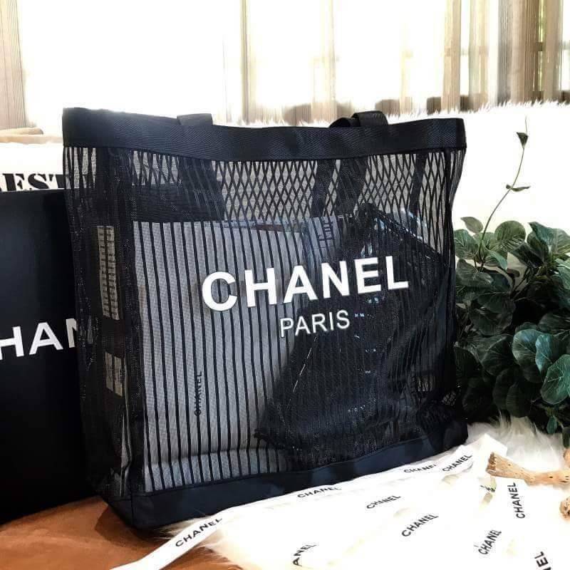 Chanel Cosmetic Shopping Bag กระเป๋าสะพายใบใหญ่ VIP Gift With Purchase Limited Edition ของแท้จาก Chanel Cosmetic Counter ใบใหญ่วัสดุ Nylon ซีทรูลายทาง ปั๊มโลโก้แบรนด์ เปิดปิด ด้วยแถบแม่เหล็กซ่อนด้านในปากกระเป๋า มีบุที่ฐานเพื่อรับน้ำหนัก น้ำหนักเบา จุสุดๆ 