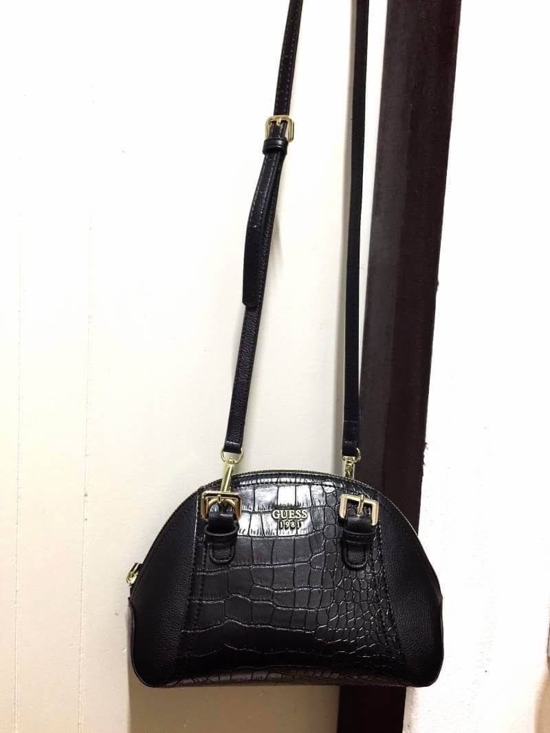 GUESS CROC SHOULDER BAG Best seller! กระเป๋าถือหรือสะพาย วัสดุ pu. ลาย Croc สวยหรูอยู่ทรง ขนาดกำลังดี เปิดปิดด้วยซิป ภายใน กว้าง ใส่ wallet ยาวได้ มีช่องซิป และช่องเล็ก หูหิ้วถอดได้ พร้อมสายสะพายยาวปรับได้ค่ะ
