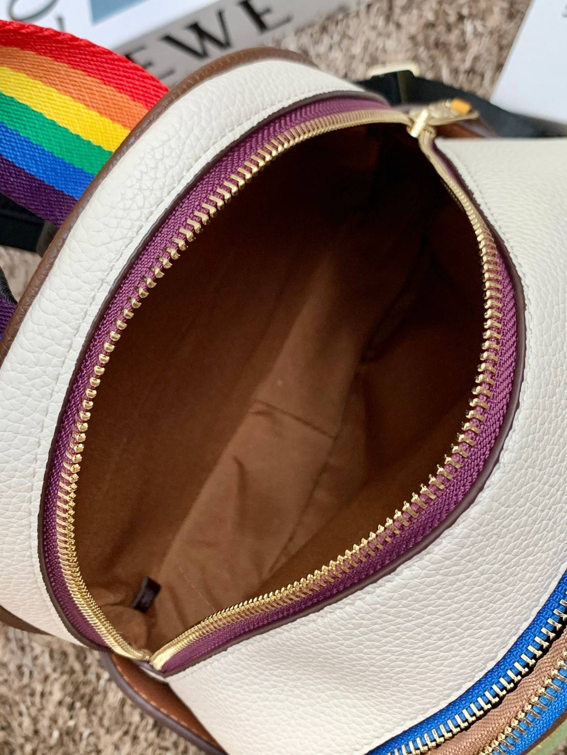 COACH MINI COURT BACKPACK WITH RAINBOW COACH ((CA624)) 🌈ต่อกันเลย สวยกันก่อน วางน้องไม่ลงเลยจริงๆค่าา😍 พร้อมส่ง! ยังไม่เข้าไทย กับกระเป๋าสะพายหลังแบบมีหูหิ้วในตัว บอกก่อนเลยว่าหนังของน้องทั้งนิ่ม ทั้งสวย อย่างดีเลยค่ะ