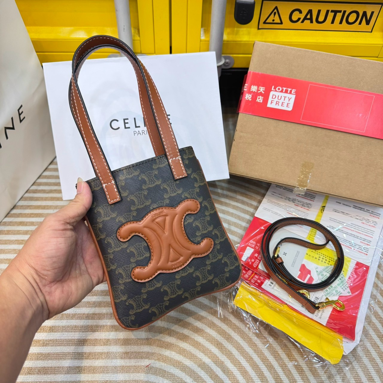 CELINE MICRO CABAS in Triomphe canvas and Leather กระเป๋าโท้ทมินิไมโครไซส์ กะทัดรัดปุ๊กปิ๊ก ฮอตสุดในเกาหลี ดีไซน์สุดคลาสสิค โดดเด่นด้วยโลโก้หน้าไซส์จัมโบ้