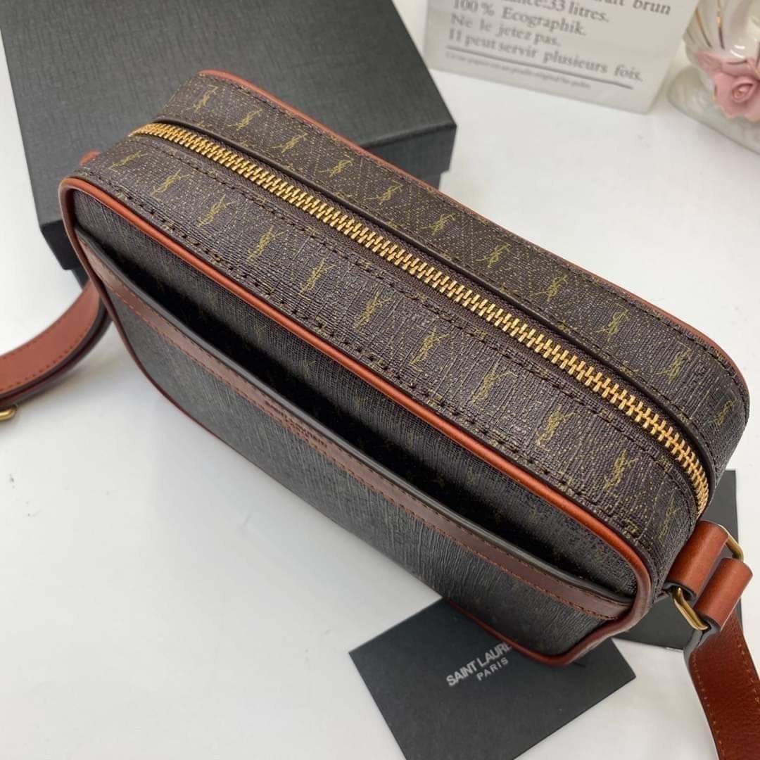 ORI SAINT LAURENT Leather-Trimmed Monogrammed Coated-Canvas Messenger Bag / YSL Messenger Bag เกรดออริจินอล หนังแท้ ใช้งานต่างประเทศได้ ภาพถ่ายจากงานขายจริง กระเป๋าสะพายสไตล์วินเทจ งานหนังแท้สวย โทนสีผู้ดีมากค่ะ ภายในโล่งจะสะพายไหล่ CROSSBODY ก็ดูดี สินค้