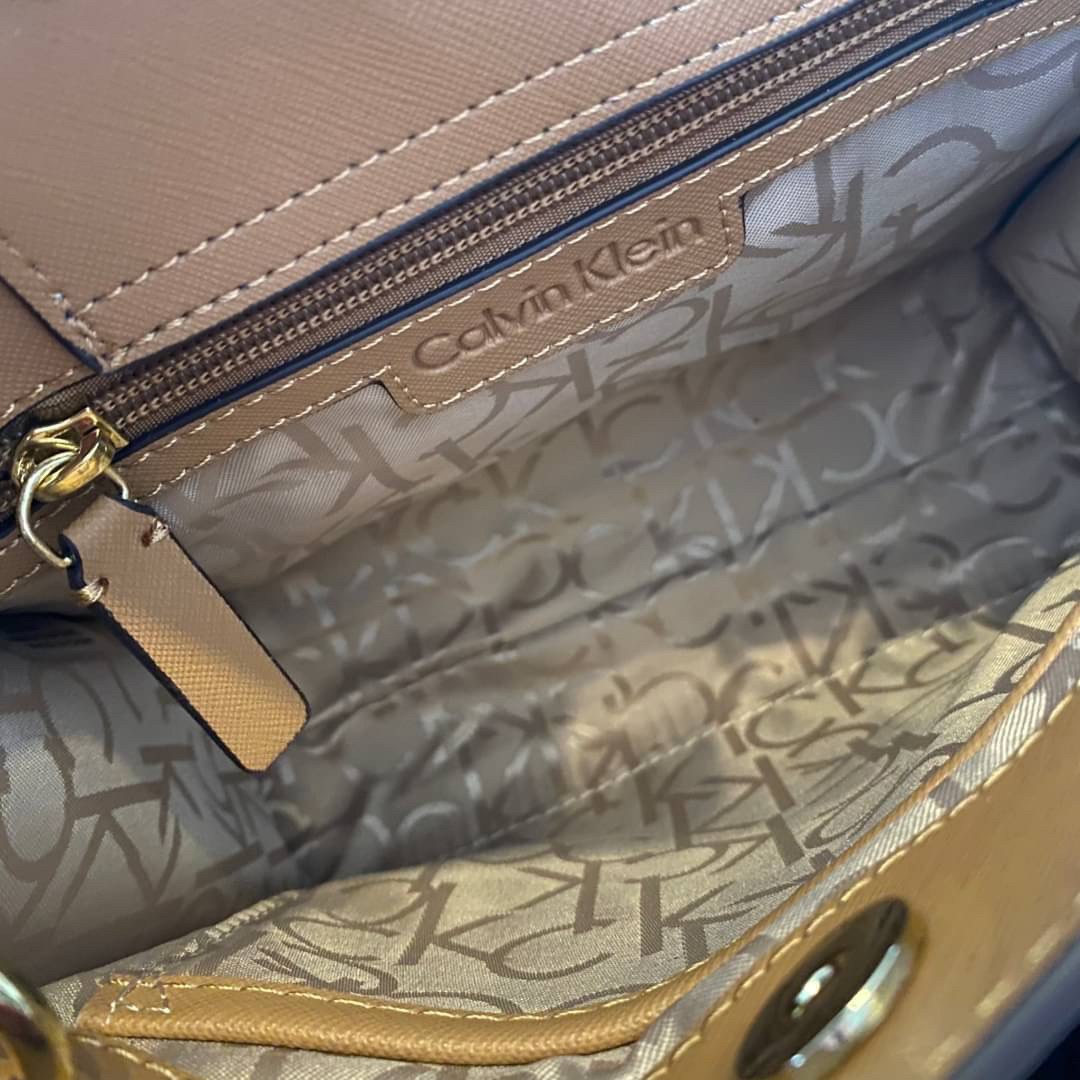 CALVIN KLEIN JEANS crossbody bag กระเป๋าถือหรือสะพาย ลายซิกเนเจอร์แบรนด์ทั้งใบ มีหูจับสำหรับถือ เปิด-ปิดกระเป๋าด้วยกระดุมแม่เหล็ก ด้านในโล่งกว้างมีช่องเล็กและช่องซิปสำหรับใส่ของจุกจิก ซับในลายแบรนด์อย่างดี มาพร้อมสายสะพายยาวปรับระดับได้ สามารถใช้ได้หลากหล