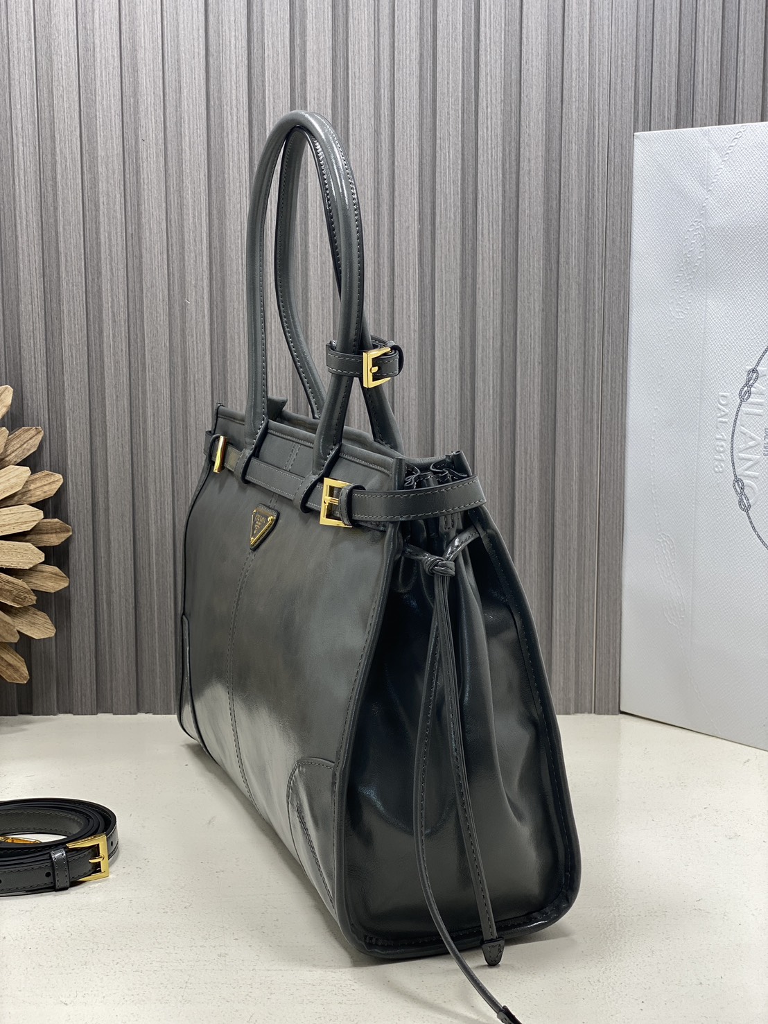 ORI หนังแท้ | Prada Bonnie Large Sueded Handbag Cinnamon 38cm กระเป๋าสะพายทรงโท้ทใบใหญ่ งานหนังกลับโทนสีน้ำตาล โดดเด่นด้วยดีไซน์ที่เน้นความประณีตแต่ใช้งานได้จริง