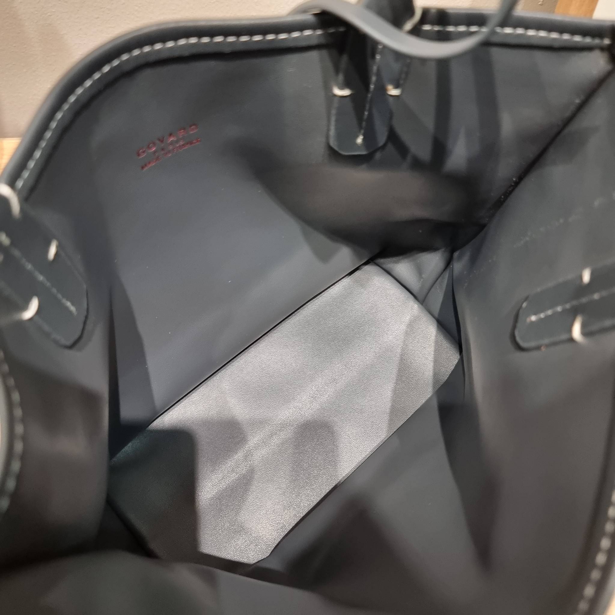 GOYARD MINI ANJOU REVERSIBLE TOTE ฮอตไอเท็ม กับกระเป๋าสะพายทรงโท้ท ไซส์มินิ กะทัดรัดมาก มาครบสีขายดี เลิศทุกสี รูปทรงคลาสสิค ดีไซน์เป็นเอกลักษณ์ ใช้งานได้หลากหลาย สามารถกลับด้านใช้ได้แบบไม่มีเบื่อ