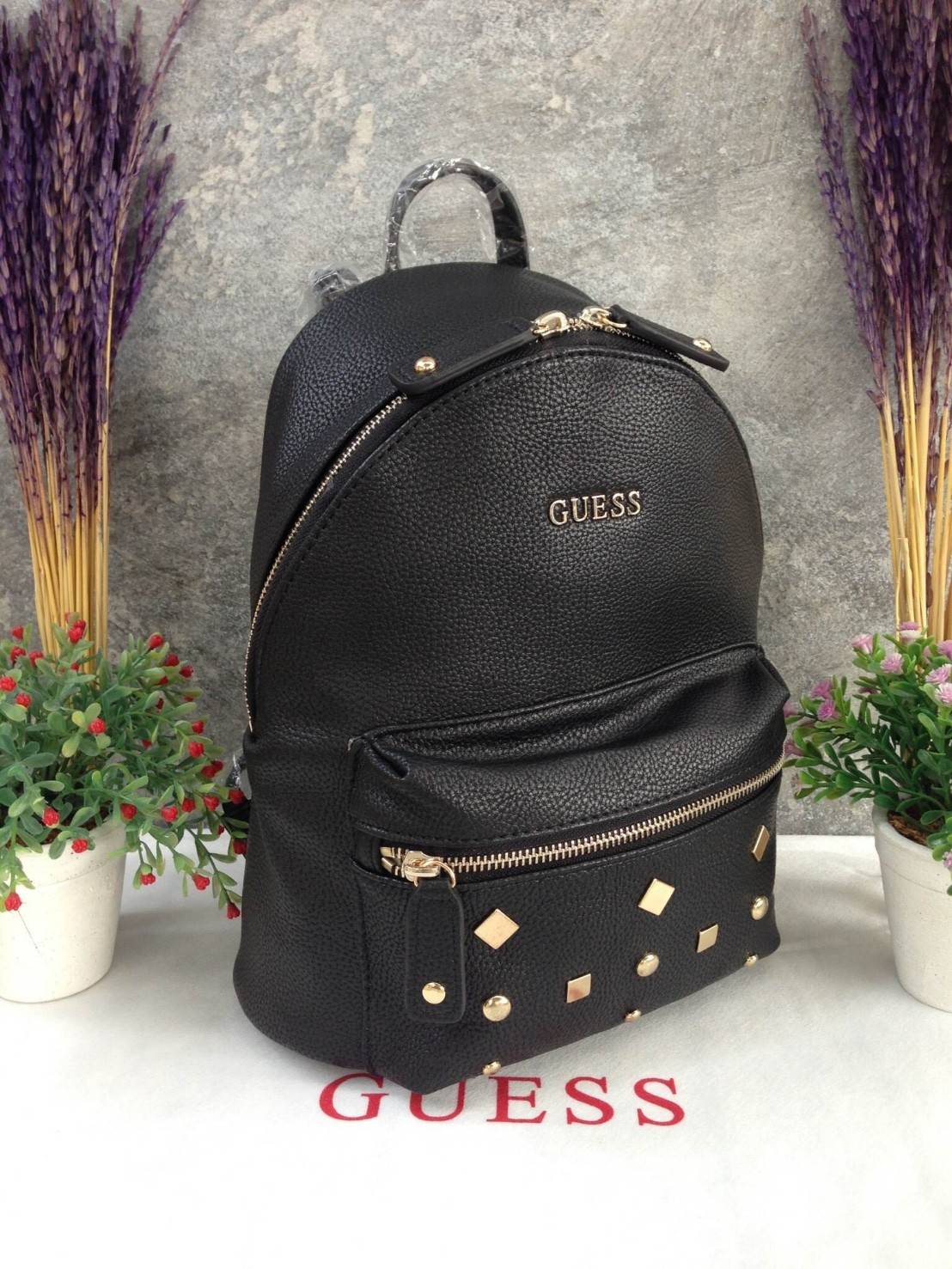 GUESS CANSON BACKPACK ของแท้❗️กระเป๋าเป้หนังเนื้อนิ่มสัมผัสคล้ายหนังแท้ ด้านหน้าแต่งหมุดกิ๊ปเก๋ เปิดปิดด้วยซิปสะดวกใช้ ด้านในบุผ้าแบรนด์ มีช่องใส่ซิปและช่องใส่ของจุกจิก ขนาดกำลังดีค่ะ น้ำหนักเบา สีสวย สายสะพายปรับได้ฟรีเลยค่าใบนี้ แนะนำมากๆค่า