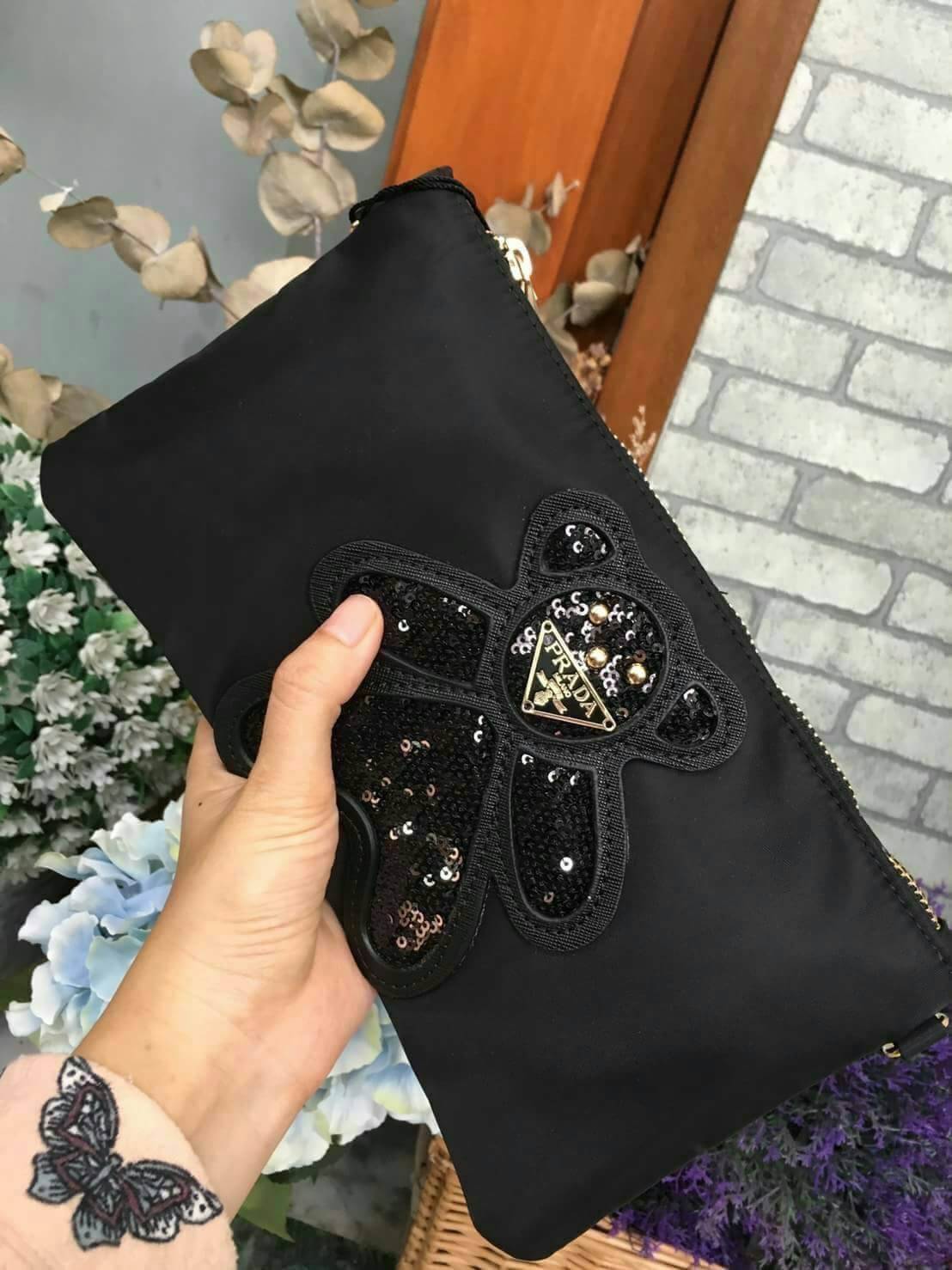 รุ่นยอดนิยม! **กลับมาแล้วคะ กระเป๋าอเนกประสงค์ทรง clucth & crossbody จาก งานพรีเมี่ยมกิ้ฟ จากเคาเตอร์ต่างประเทศคะ แบรนด์ PRADA มาค่า เป็น กระเป๋าผ้าไนล่อน ตามแบบฉบับของแบรนด์เลย ใบนี้มีสายยาวให้คะ **เลิศมาก สะพายเป็น shoulder bag ได้เลย ขนาดกำลังดีคะ ใส่ม