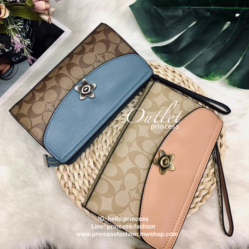 COACH FLAP CLUTCH BAG กระเป๋าคล้องมือใบใหญ่ วัสดุ pvc อย่างดี ด้านหน้ามีช่องใส่ของหนึ่งช่อง เปิดปิดช่องหลักแบบซิปที่ตับเป็นสายคล้องมือได้ในตัว ภายในกว้าง ใส่ของได้เยอะเลยค่ะ มีช่องใส่บัตร 6ช่อง เป็นอีกรุ่นที่น่าใช้ แนะนำควรมีไว้สักใบค่ะ มีมาพร้อมส่ง 2สีน่