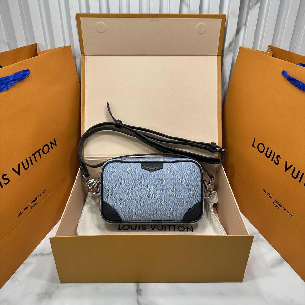 ORI หนังแท้ | LV Trocadéro Wearable Wallet Monogram Canvas 20cm กระเป๋าสะพายทรงแมสเซ็นเจอร์ดีไซน์ใช้เป็นกระเป๋าสตางค์ได้ ขนาดกำลังสวยกะทัดรัด คลาสสิคหรูหราคล่องตัว