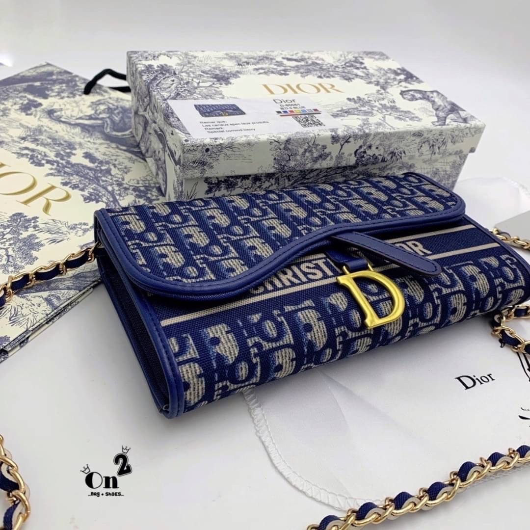 DIOR LONG WALLET WITH CHAIN MONOGRAM / DIOR WALLET กระเป๋าสตางค์ใบยาวพร้อมสายสะพายโซ่อะไหล่ทองสลับหนัง ขนาดกำลังน่ารัก เป็นเอกลักษณ์ของความหรู วัสดุแคนวาสแท้และผ้า Jacquard อย่างดี ผสมผสานความสง่างามและคลาสสิกที่เข้ากับยุคสมัย ด้านหน้าโดดเด่นด้วยซิกเนเจอร