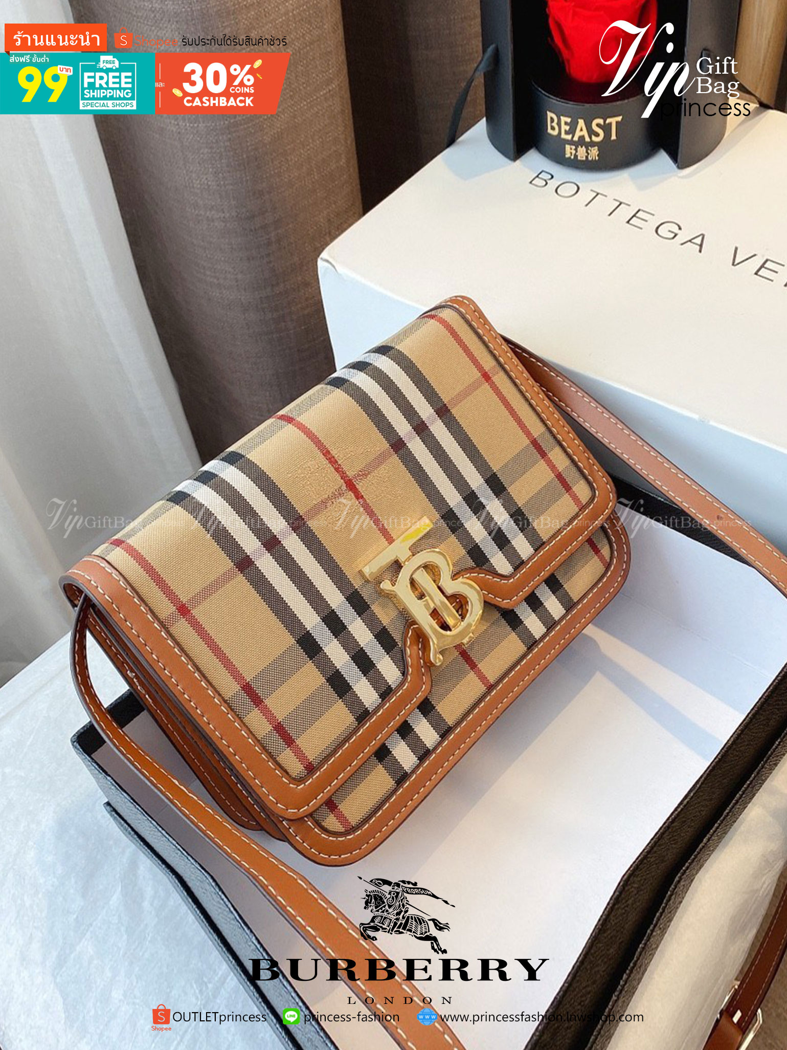 VIP 】กลับมาตามคำเรียกร้อง! ห้ามพลาด! Rare items! BURBERRY FRAGRANCES LEATHER CROSSBODY BAG วัสดุ Canvas & Leather ลาย Vintage คอลเลคชั่นใหม่ทรงเหลี่ยมสวยหรูดูดี เปิดปิดด้วยฝาปิดสัญลักษณ์รูปTB ภายในมีช่องแบ่งเป็นสัดส่วนสามารถใส่มือถือ iphone เงิน ของจ