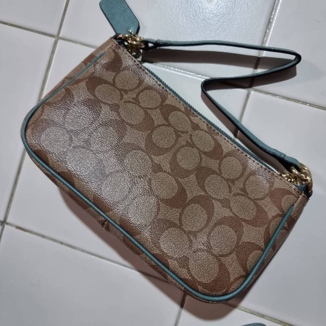 COACH F58321 TOP HANDLE POUCH อีกรุ่นฆ่าไม่ตาย!! 😎 ขายดีขายหมด ขายรวยขายปังๆ!! กระเป๋าพอชจากโค้ช ทรงใช้งานง่าย สะดวก กะทัดรัด วัสดุหนังแคนวาสเคลือบคุณภาพดี มาพร้อมสายคล้องในตัว และสายสะพาย crossbody ปรับเปลี่ยนได้ตามสไตล์ อีกหนึ่งไอเท็มที่สาวๆต้อง