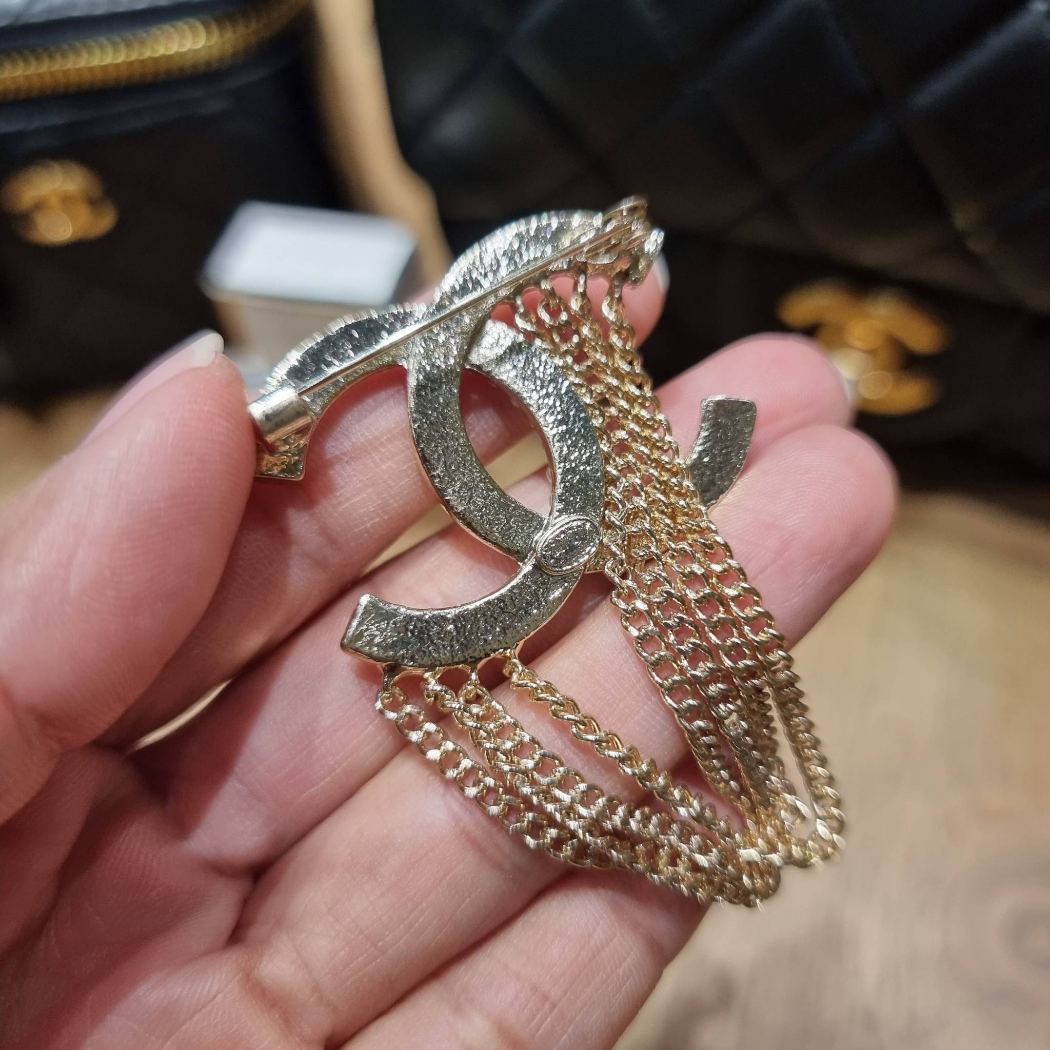 VIP 🥂 เซ็ทคือที่สุดของความคุ้ม CHANEL GIFT BOX SET สุดหรูชวนให้สะสม สุดยอดไอเท็มหายากพร้อมเสิร์ฟครบชุด สุดคุ้ม มาพร้อมกระเป๋าสะพายถึง 2 ใบ สุดหรูลิมิเต็ด จับคู่รุ่นยอดฮิต และที่พิเศษยังมีน้ำหอมตัวท็อปมาให้อีก chanel no.5 ที่แสนจะเย้ายวน ในขนาด 7.5