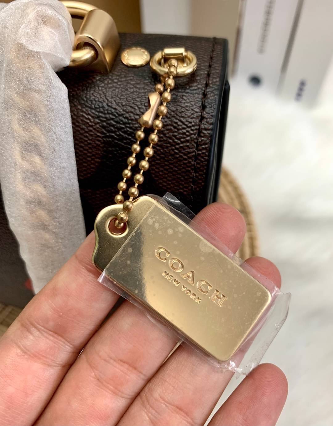 OUTLET 】COACH KLARE CROSSBODY IN SIGNATURE CANVAS WITH POP FLORAL PRINT ((C5797)) สวยมากๆ อยากให้ได้ไปจริงๆจ้าา พร้อมส่งที่ไทย สวยมากๆค่ะ 🌺 ✔️กระเป๋าสะพายแบบครอสบอดี้ร์ หนังแท้สวย ✔️พร้อมป้ายห้อยโลหะแบรนด์หรู 🌺จุดเด่นของรุ่นค