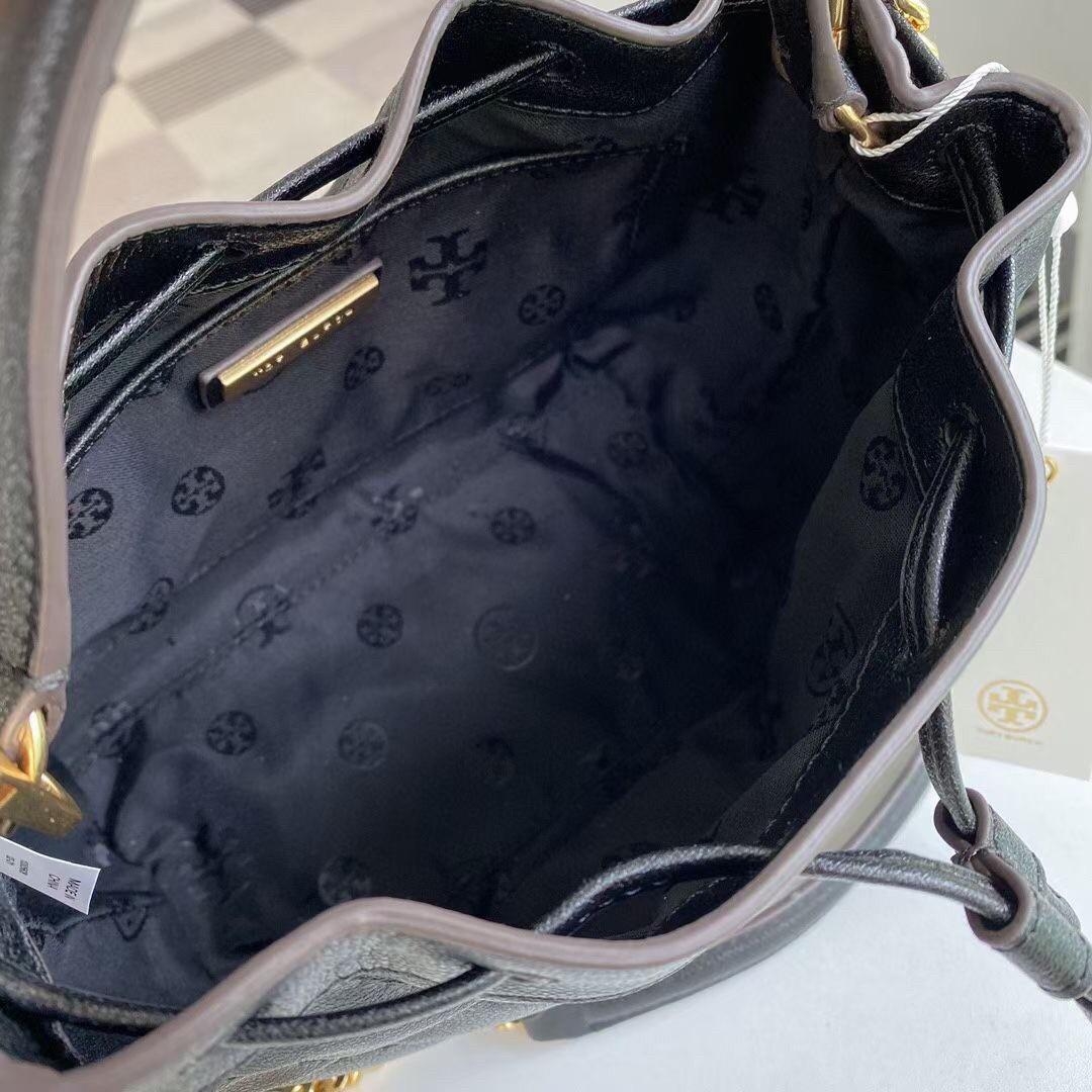 ของแท้ 💯% Tory Willa Shall Drawstring Bag กระเป๋าถือหรือสะพายไหล่ วัสดุ หนังแท้ รุ่นใหม่ล่าสุด จาก Tory ด้านหน้าปักโลโกแบรนด์ น้ำหนักเบา