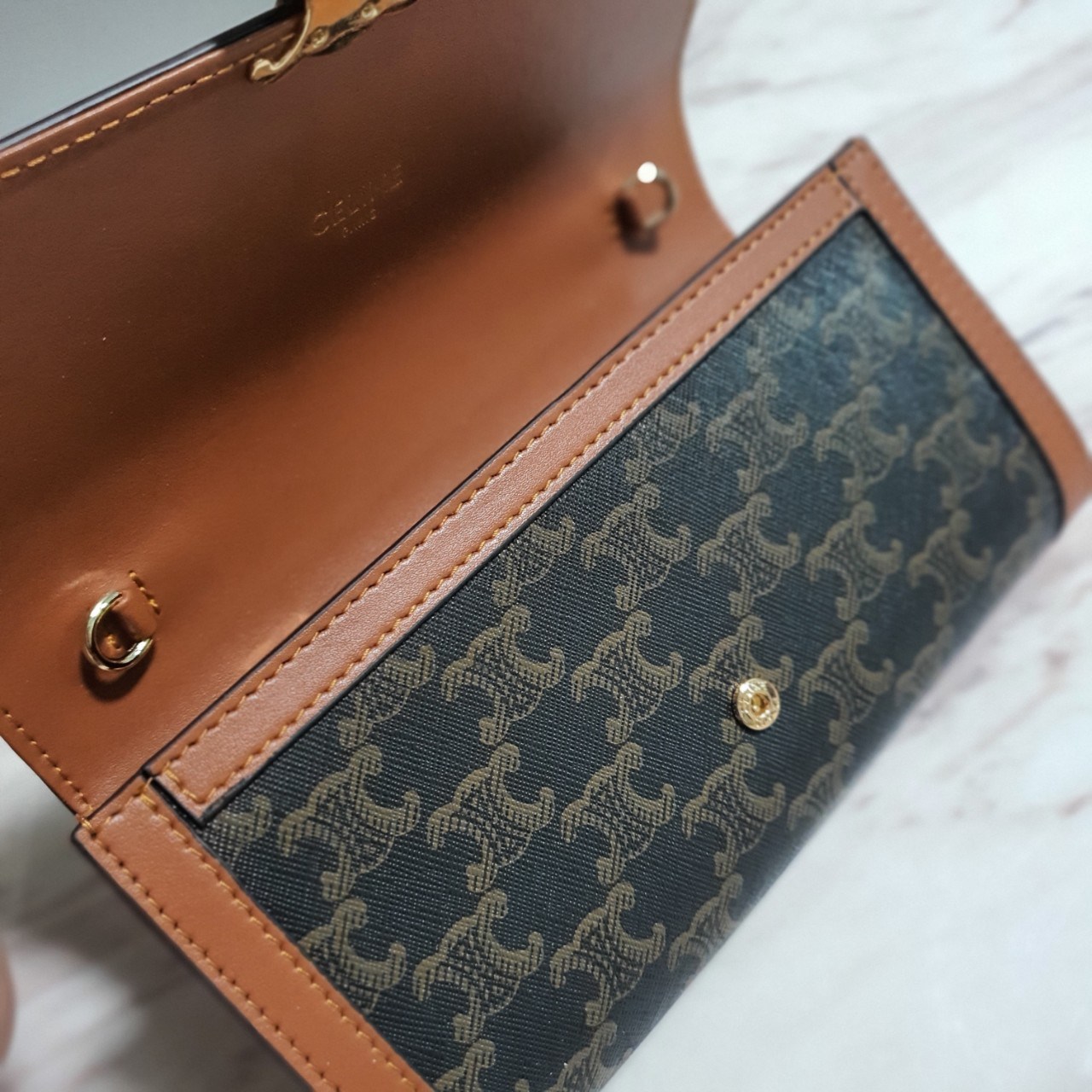 CELINE WOC BAG VIP GIFT WITH PURCHASE (GWP) พรีเมี่ยมกิ๊ฟ Limited Edition จาก PERFUME DUTYFREE COUNTER กระเป๋าทรง WOC ใช้ได้ทั้งกระเป๋าสตางค์ คลัช และครอสบอดี้ วัสดุหนังทั้งใบ ด้านในเปิดปิดด้วยกระดุม มีช่องใส่ธนบัตรใหญ่2ช่องและช่องซิปกลาง1ช่อง ใส่บัตรได้ห