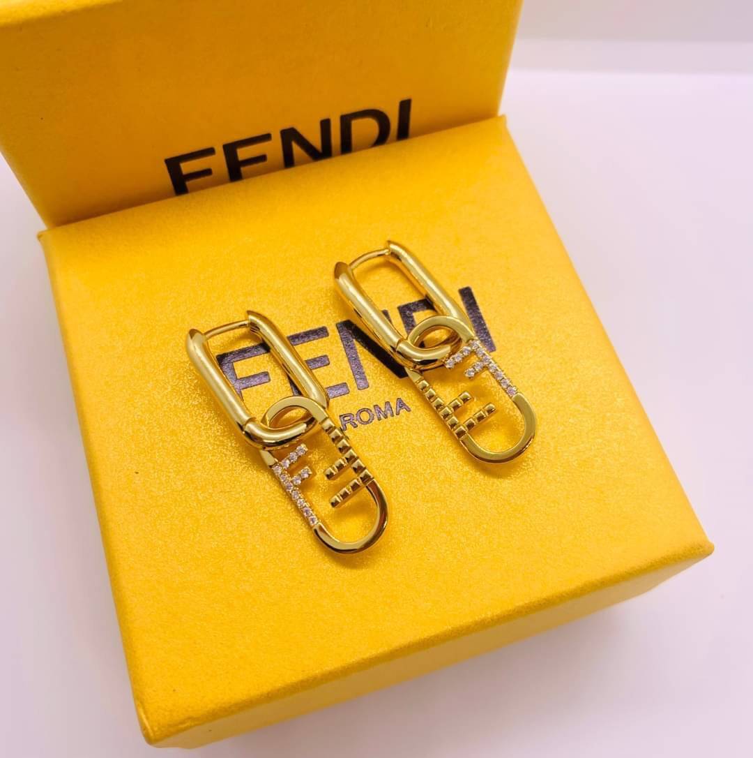 Fendi earring ต่างหูเฟนดิ เกรดออริจินอล งานเคลือบโลหะทอง ไม่ลอกไม่ดำ เงาสวยคล้ายของจริงมากที่สุด สวยหรูหรา ผู้ดี ไฮโซสุดๆ งานเล่นไฟสวยมากค่ะ คอนเฟิม !!!!! เกรดสั่งทำแบบละเอียดที่สุด เก็บรายละเอียดครบ ปั้มโลโก้ สวยมากค่ะ