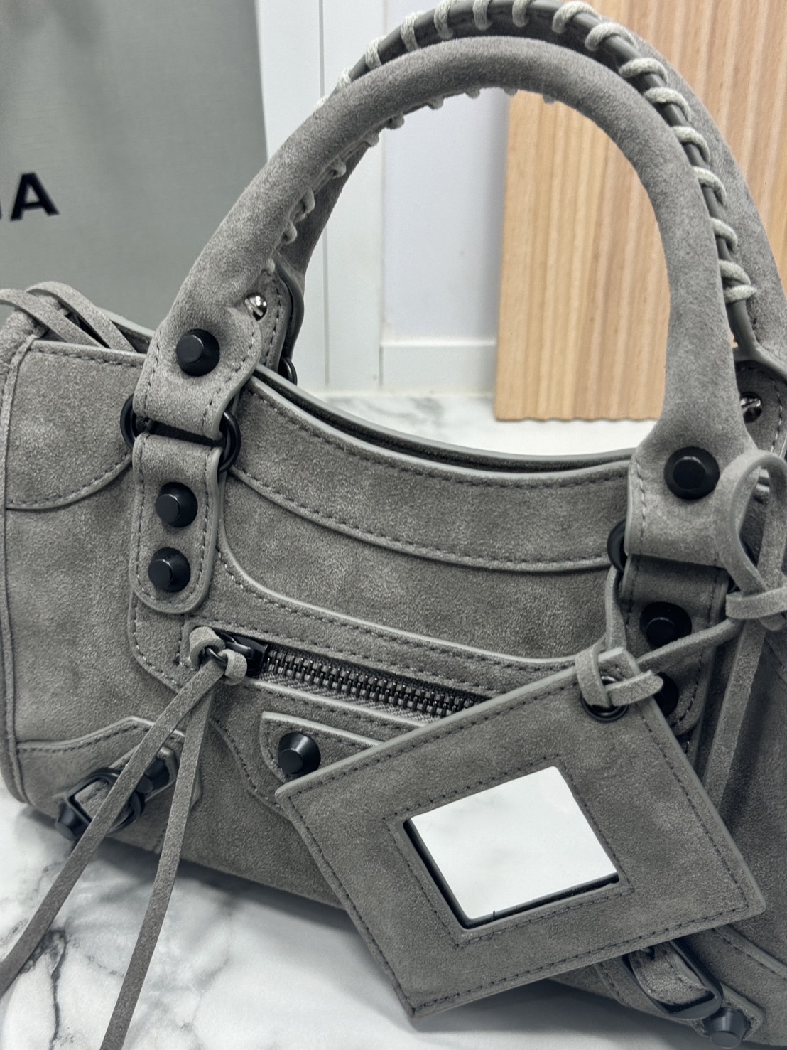 ORI หนังแท้ | Balenciaga Le City suede bag กระเป๋าถือ/สะพายข้างดีไซน์โดดเด่นสวยเท่ล้ำสมัย ใหม่ล่าสุดงานหนังกลับที่สุดแห่งความไอคอนิกไม่เหมือนใคร มีกิมมิคและลูกเล่นแพรวพราว