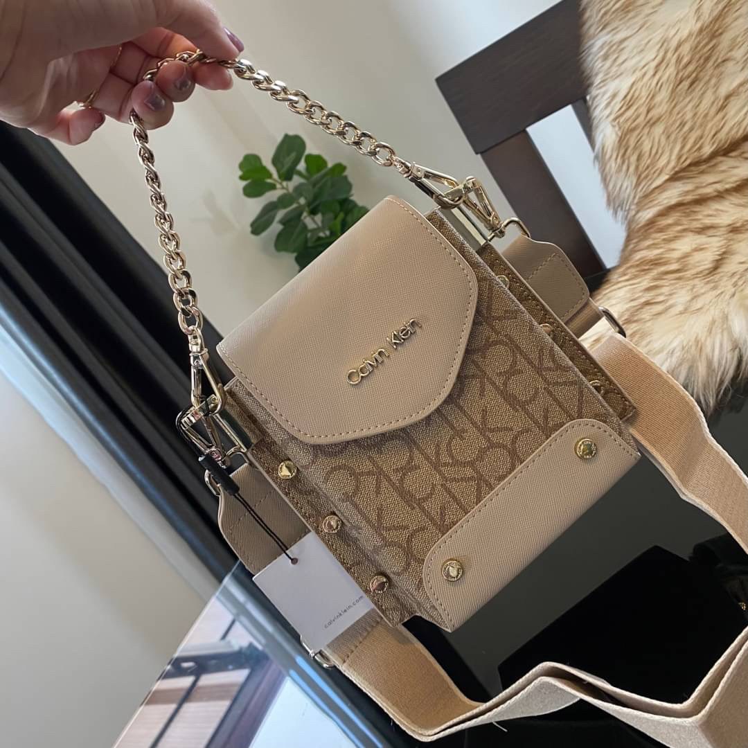 CALVIN KLEIN JEANS crossbody bag กระเป๋าถือหรือสะพาย ลายซิกเนเจอร์แบรนด์ทั้งใบ เปิด-ปิดกระเป๋าด้วยกระดุมแม่เหล็ก ด้านในแบ่งเป็น 2 ช่องหลัก และมีช่องเล็กใส่ของจุกจิก ซับในลายแบรนด์อย่างดี มาพร้อมสายสะพายยาวปรับระดับได้ฟรีไซต์ สามารถใช้ได้หลากหลายโอกาสค่ะ