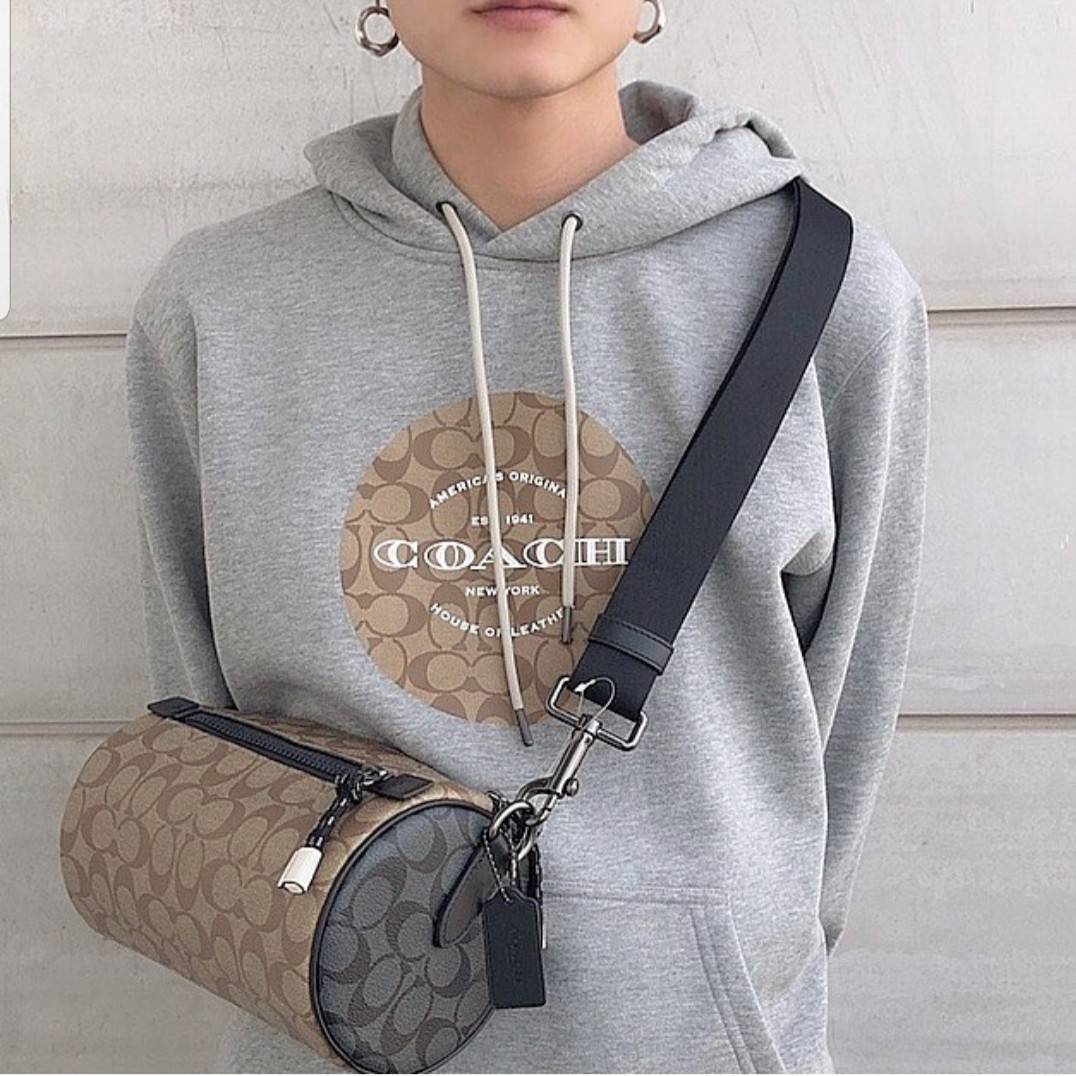 COACH BARREL SIGNATURE CANVAS CROSSBODY (C2957) กระเป๋าสะพาย ทรงเก๋ ขนาดกำลังดี ที่บอกได้คำเดียวว่า เท่ไม่หยอก!! คือดีย์มาก!!// วัสดุแคนวาส ผสมหนังแท้ ลาย SIGNATURE รูปทรงกระบอก// เปิด-ปิด ด้วยซิบ ด้านในโล่งกว้าง เก็บของได้เยอะ// มาพร้อมสายสะพาย สายสปอร์ต