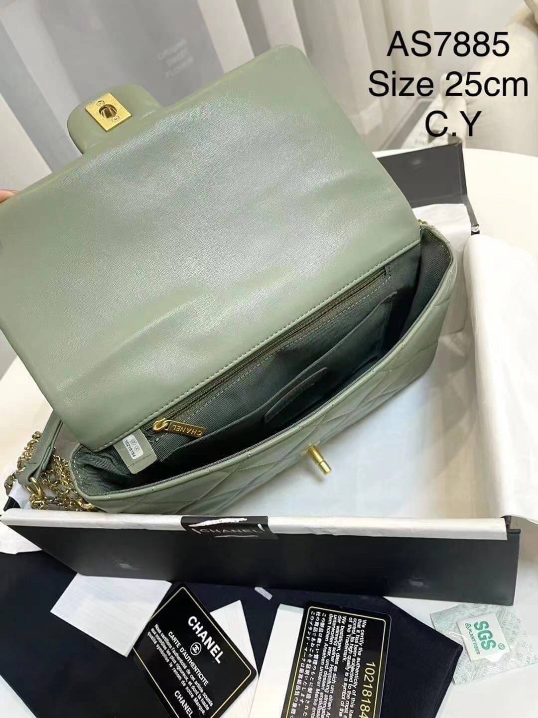 CHANEL flap pearl with chain พร้อมส่ง ที่สุดของความคลาสสิค อะไหล่ทองหรูหรา ด้านหน้าประดับโลโก้ฝังมุก หนังอย่างดี น้องมีความนิ่มสัมผัสแล้วหลงรักแน่นอนค่ะ