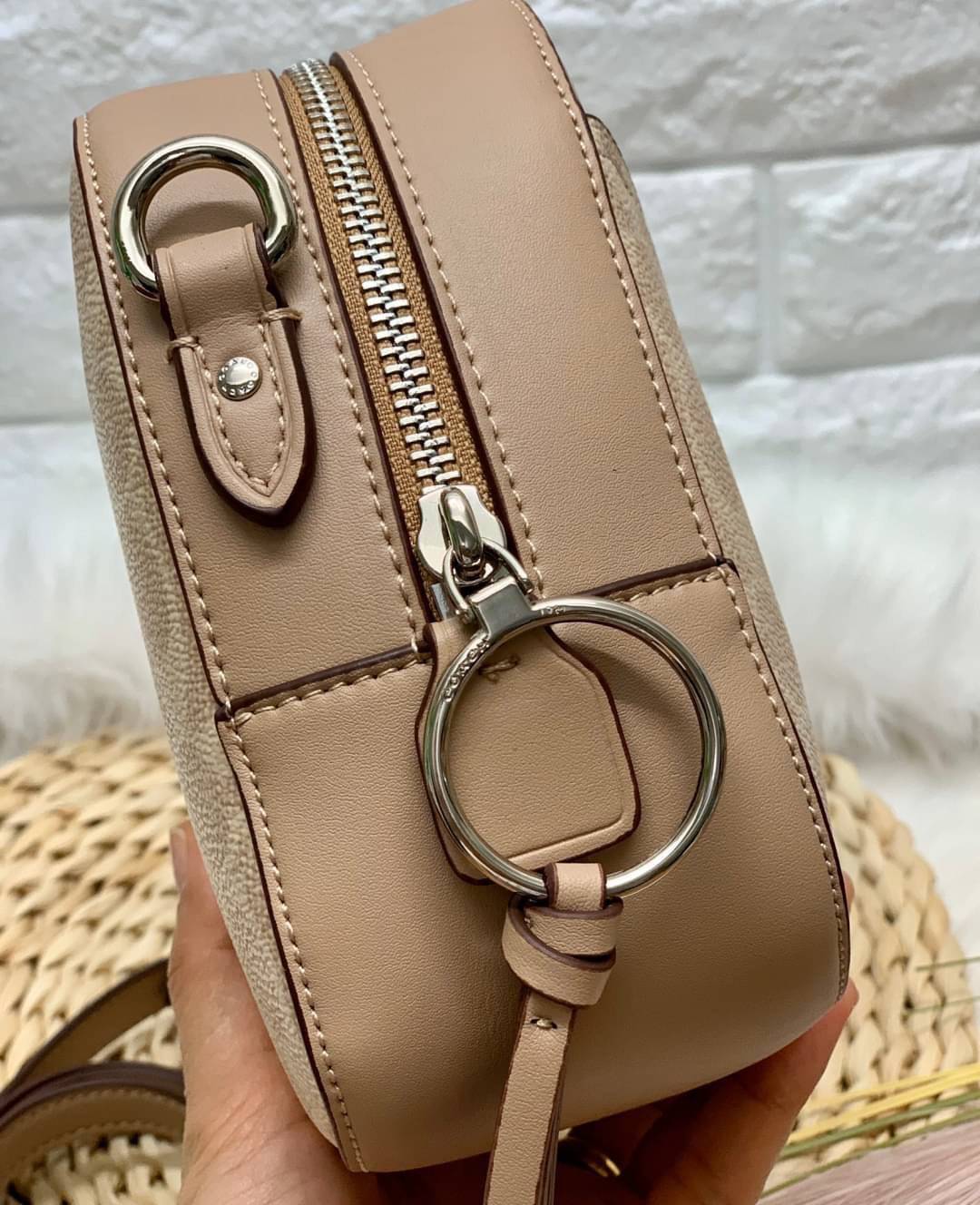 สินค้าขายดี พร้อมสีใหม่ 3สี ในไทยยังไม่มีค่ะ !! COACH SIGNATURE CROSSBODY BOX BAG ((F31208)) กระเป๋าสะพายวัสดุหนังแท้ จาก coach factory outlet หนังนิ่ม ทรงสวย ตัวกระเป๋าลายแบรนด์ ตัดขอบหนังเรียบได้สวยงามค่ะ ด้านหน้า-หลัง มีช่องสำหรับใส่ของ เปิดปิดกระเป๋าแ