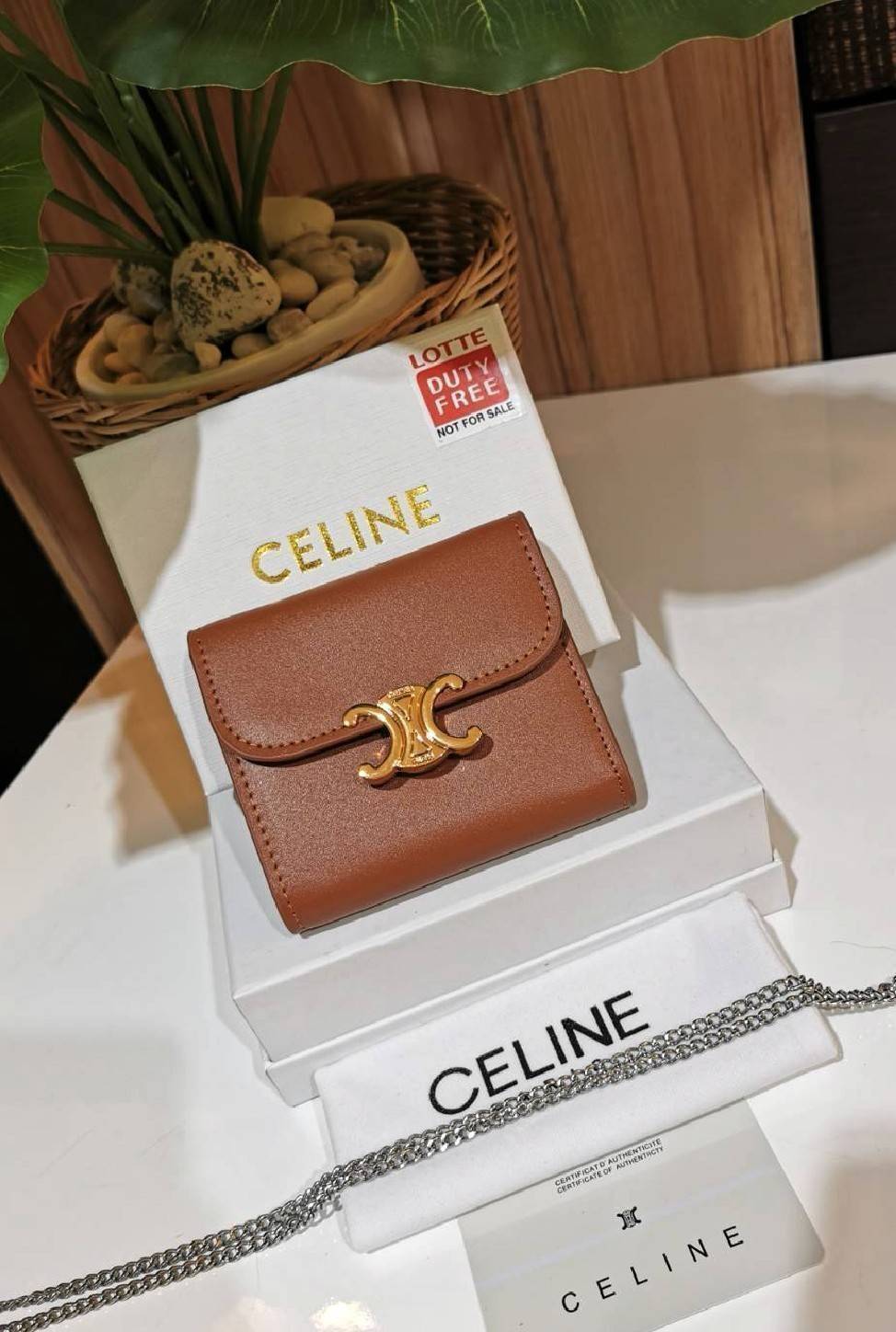 CELINE SHORT WALLET VIP กระเป๋าสตางค์ซีลีน หนังเรียบสวยอยู่ทรงมีโลโก้ด้านหน้าเปิดปิดด้วยฝาพับกระดุม ภายในมีช่องแบ่งหลายช่อง มีช่องใส่บัตรหลายช่อง ช่องใส่เหรียญ ช่องใส่ธนบัตร ใส่แบงก์พันได้เหมือนกระเป๋าสตางค์ยาวไอเท็มแนะนำ ล๊อตพิเศษ!! แถมสายโซ่สามารถสะพายไ