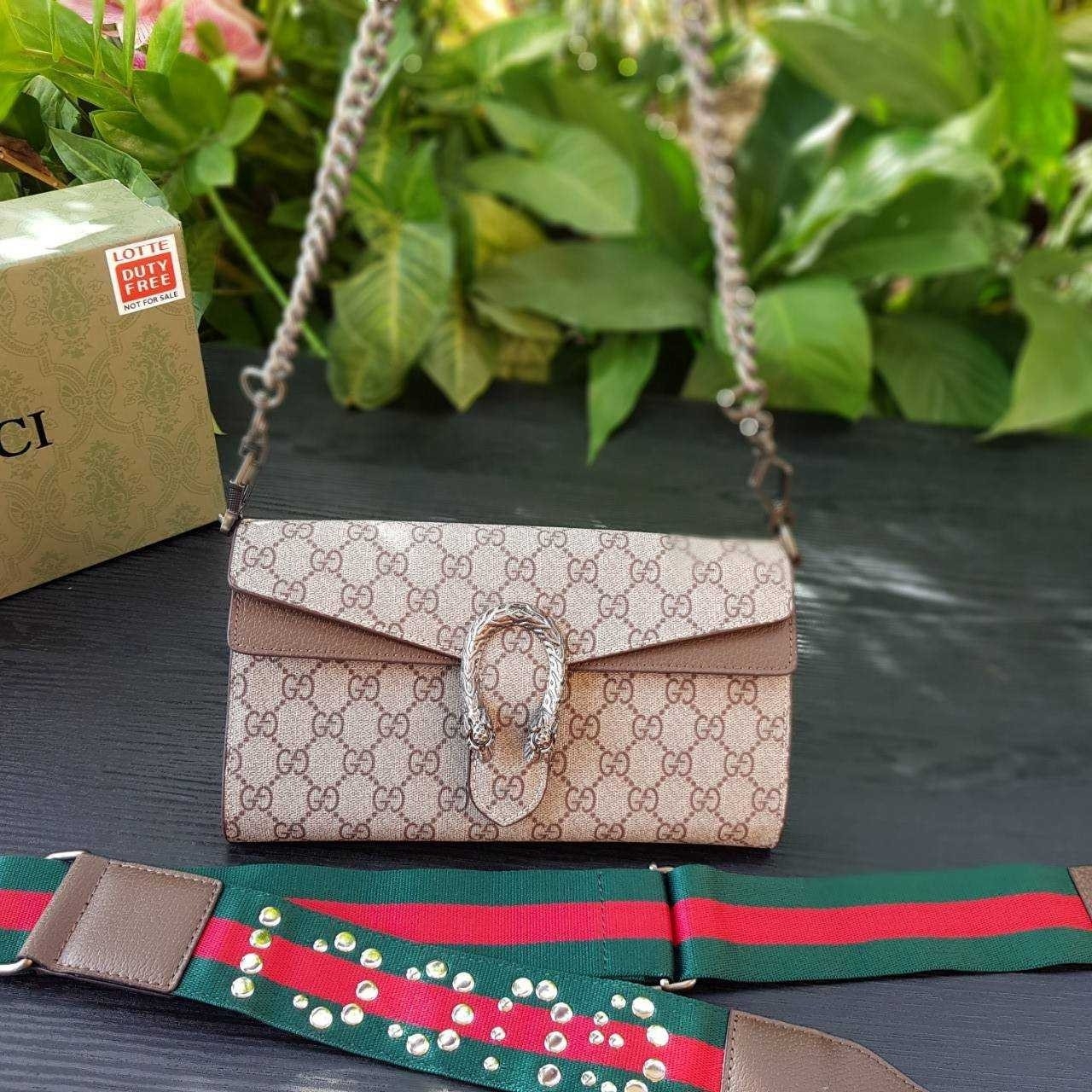 GUCCI Dionysus GG small shoulder bag กระเป๋าถือ กระเป๋าสะพายทรงสวย หรูหรา และดูแพง มาพร้อมสองสายสายพายให้เลือกปรับใช้งาน ถอดออกได้ทั้งสองสาย ถือเป็นครัชเก๋ๆได้ ดูดีมากๆ