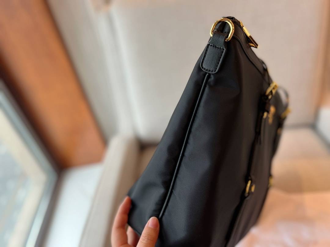 PRADA SHOPPING BAG / PRADA TOTE BAG รุ่นยอดฮิต !!! ปังปุริเย่ 🎉กระเป๋าใบใหญ่ทรงโท้ทหรู เป็นผ้าไนล่อน ตกแต่งรอบใบได้ สวยมาก