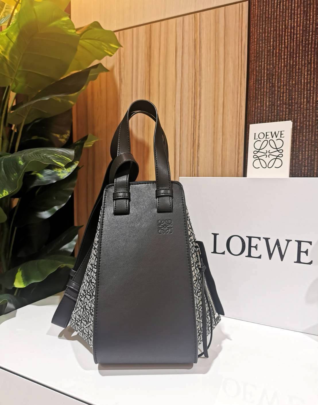 LOEWE ANAGRAM SHOULDER BAG รุ่นหายากสุดเลอค่าวัสดุ Anagram Canvas ตัดหนังแท้ Calfskin สุดคลาสสิค ขนาดกำลังดี น้ำหนักเบา ภายในโล่งกว้างและจุ ใส่กล้อง มือถือ ของใช้ได้เยอะ มาพร้อมหูสั้นหนังแท้หิ้วถนัดมือและสายหนังยาวสะพายไหล่หรือ Crossbody ก็ดูดี ตัวจริงสวย